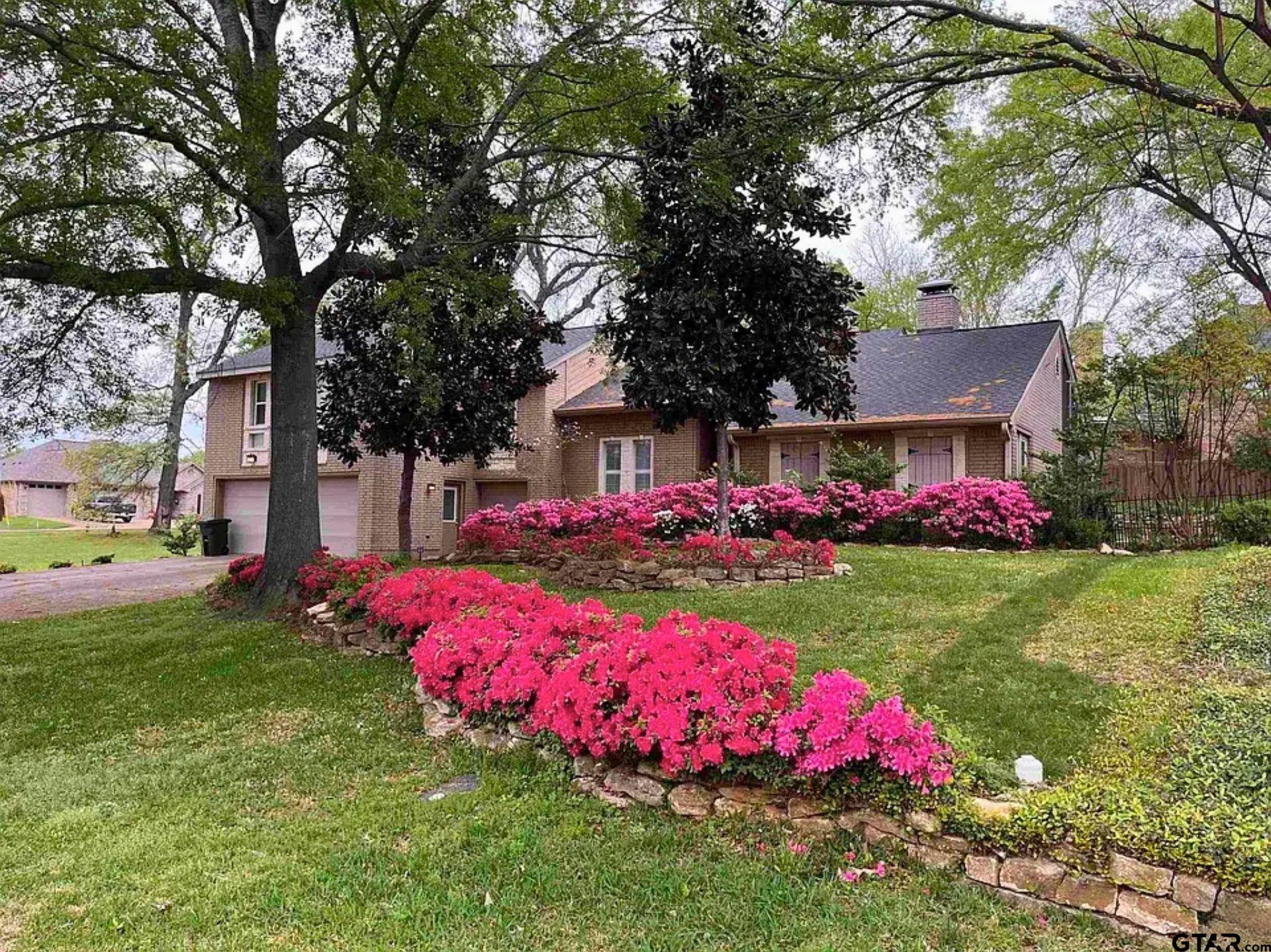 103 Williamsburg Lane