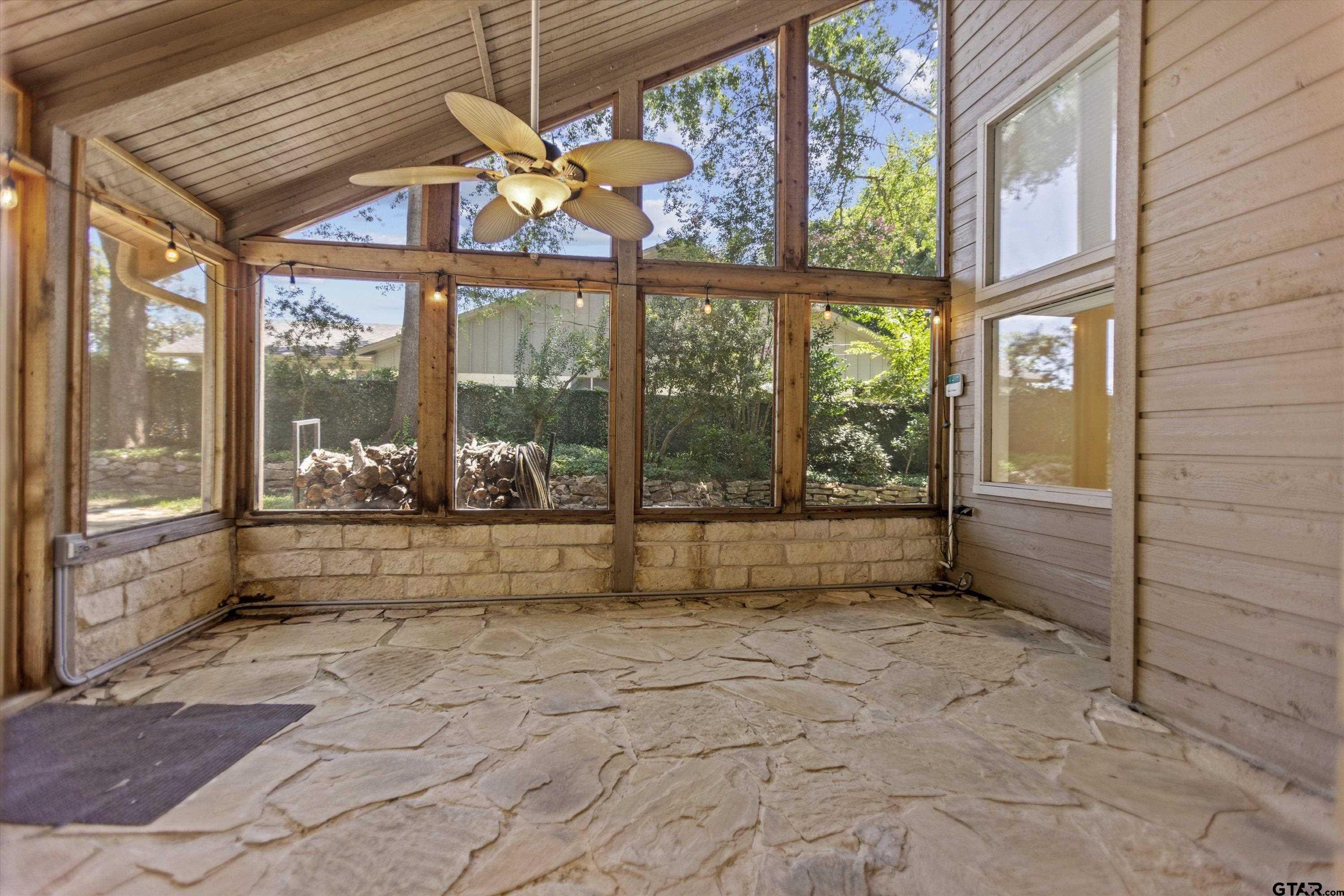103 Williamsburg Lane