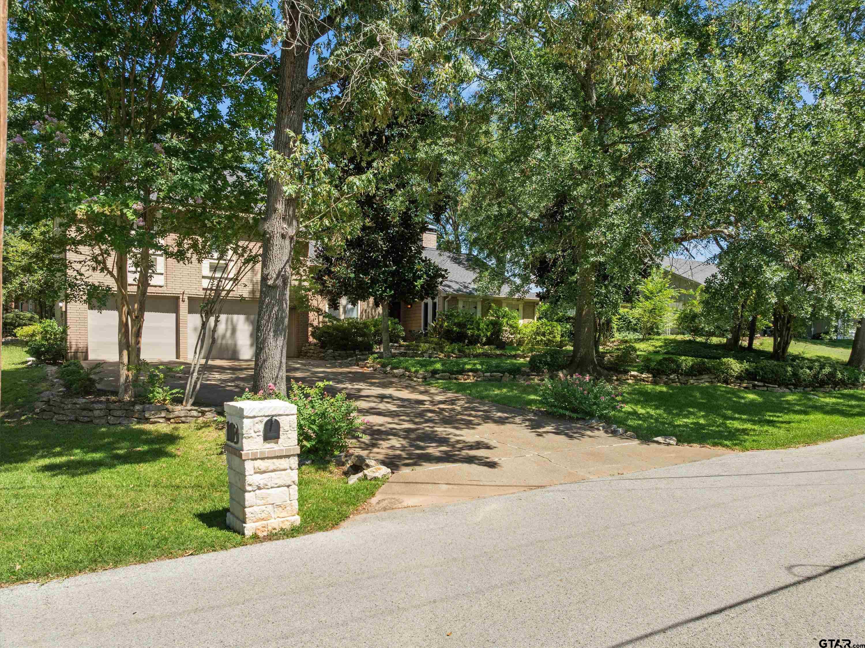 103 Williamsburg Lane