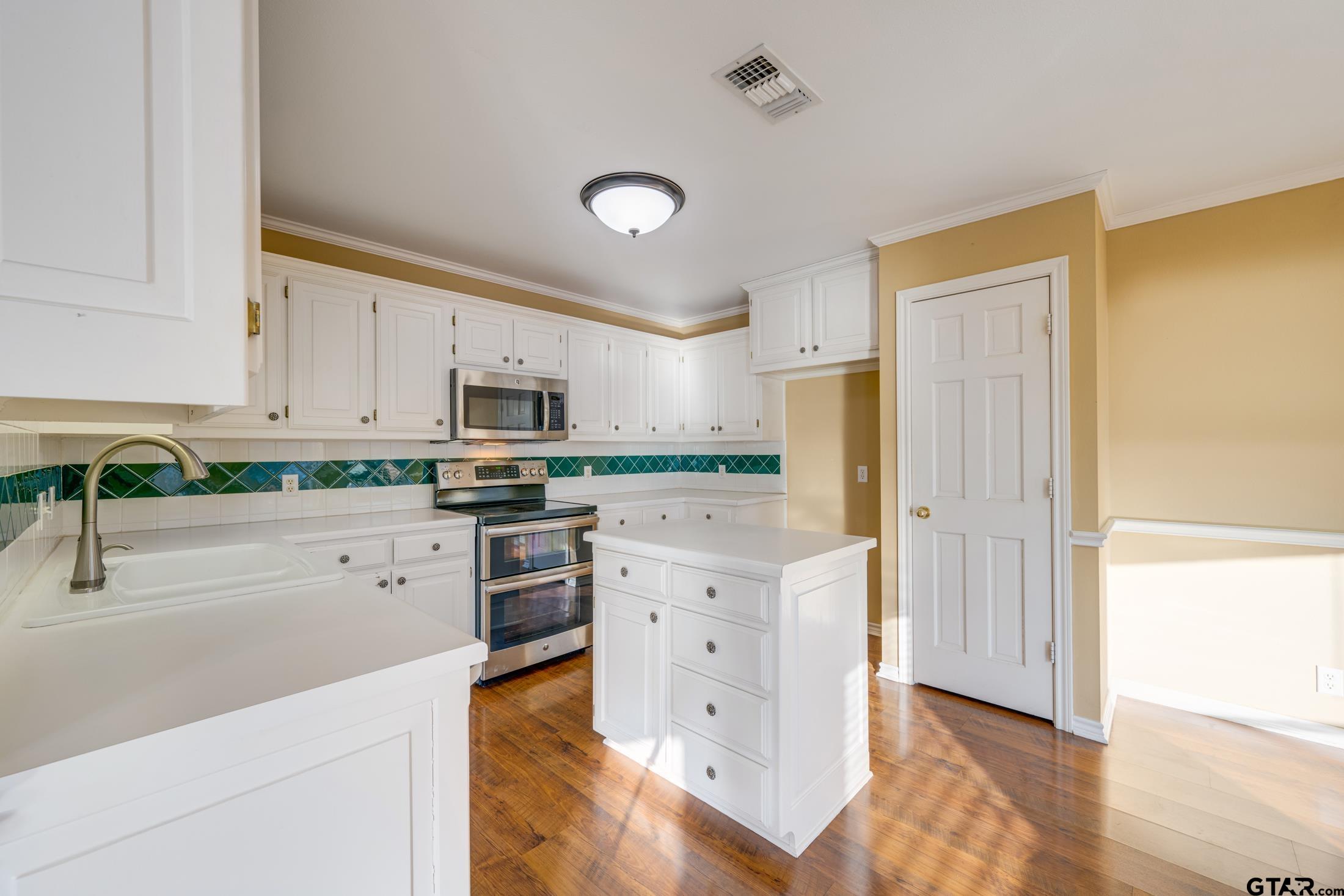 15815 Cedar Bay Dr