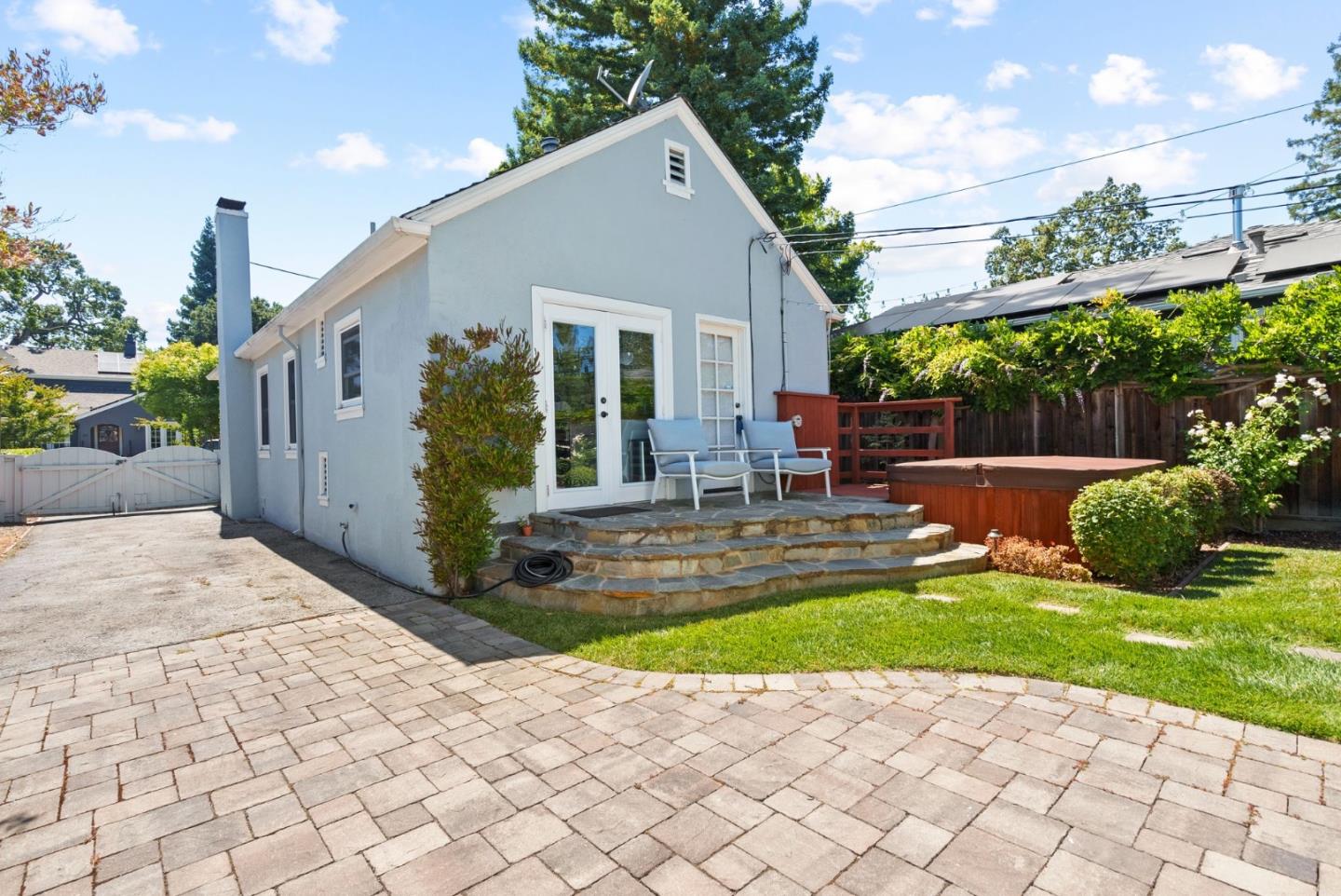 75 Grand ST