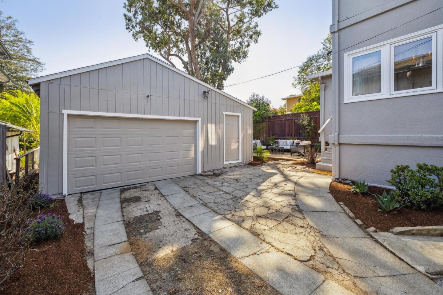 829 Edgehill DR