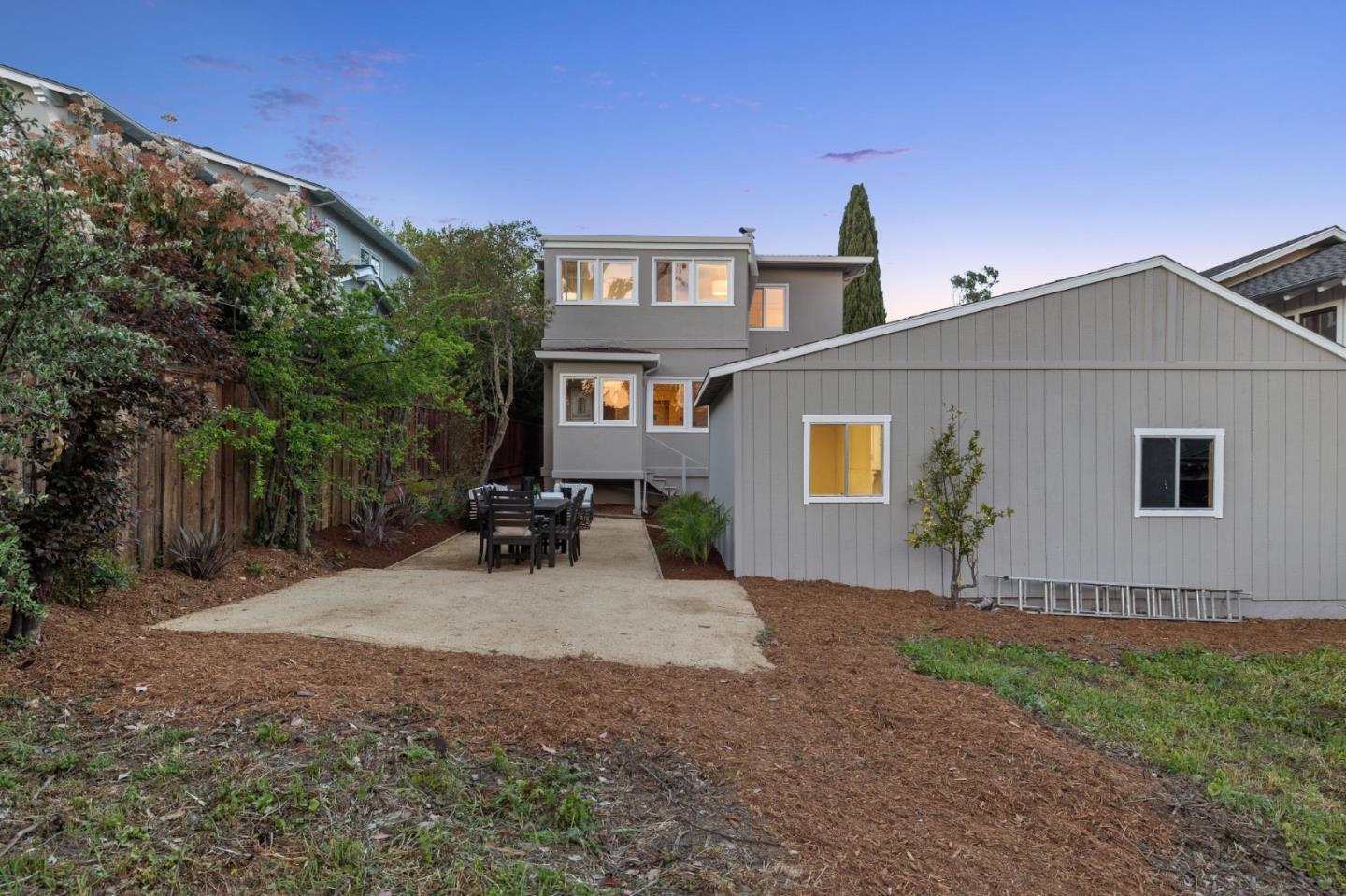 829 Edgehill DR
