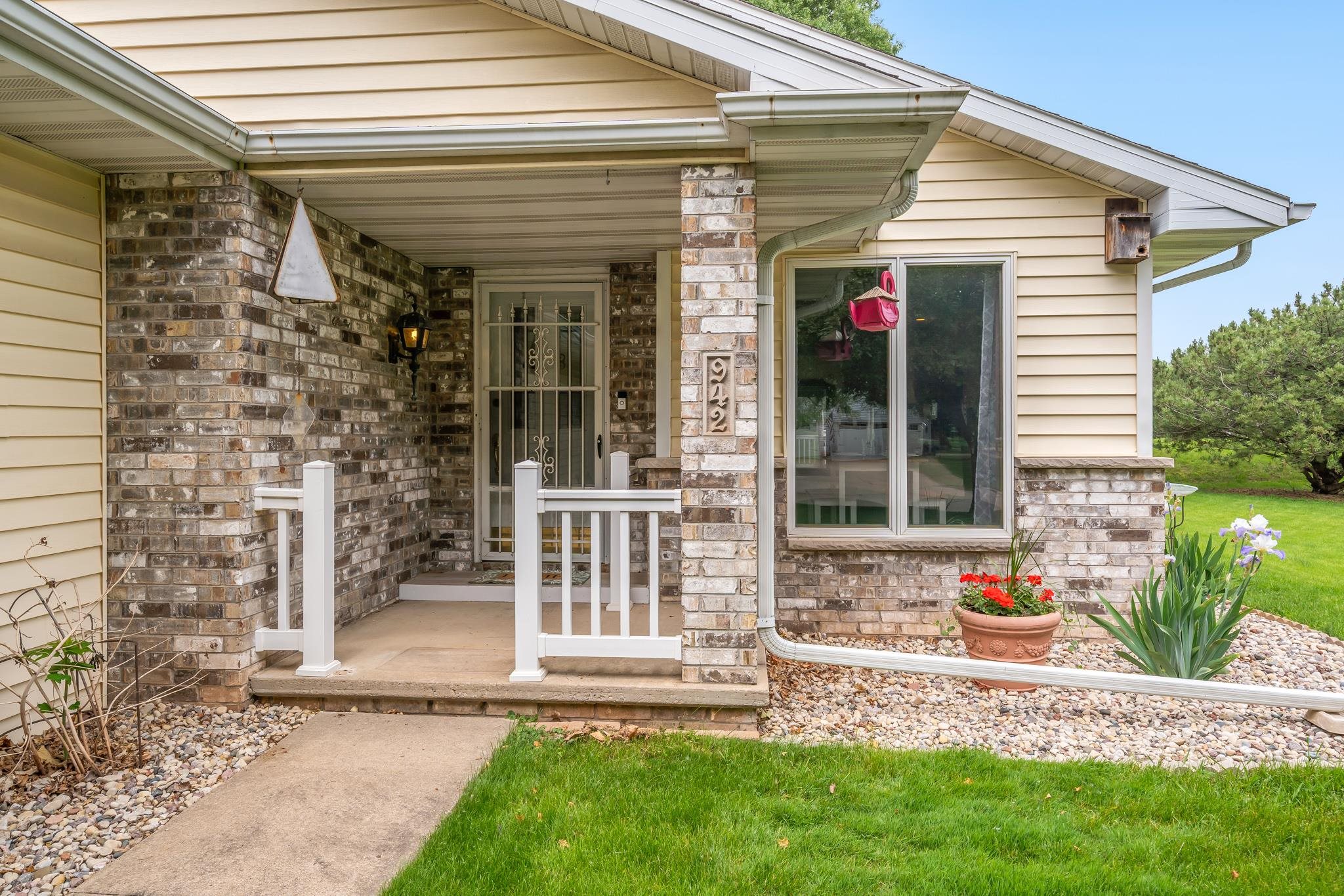 942 E MAYFIELD Drive