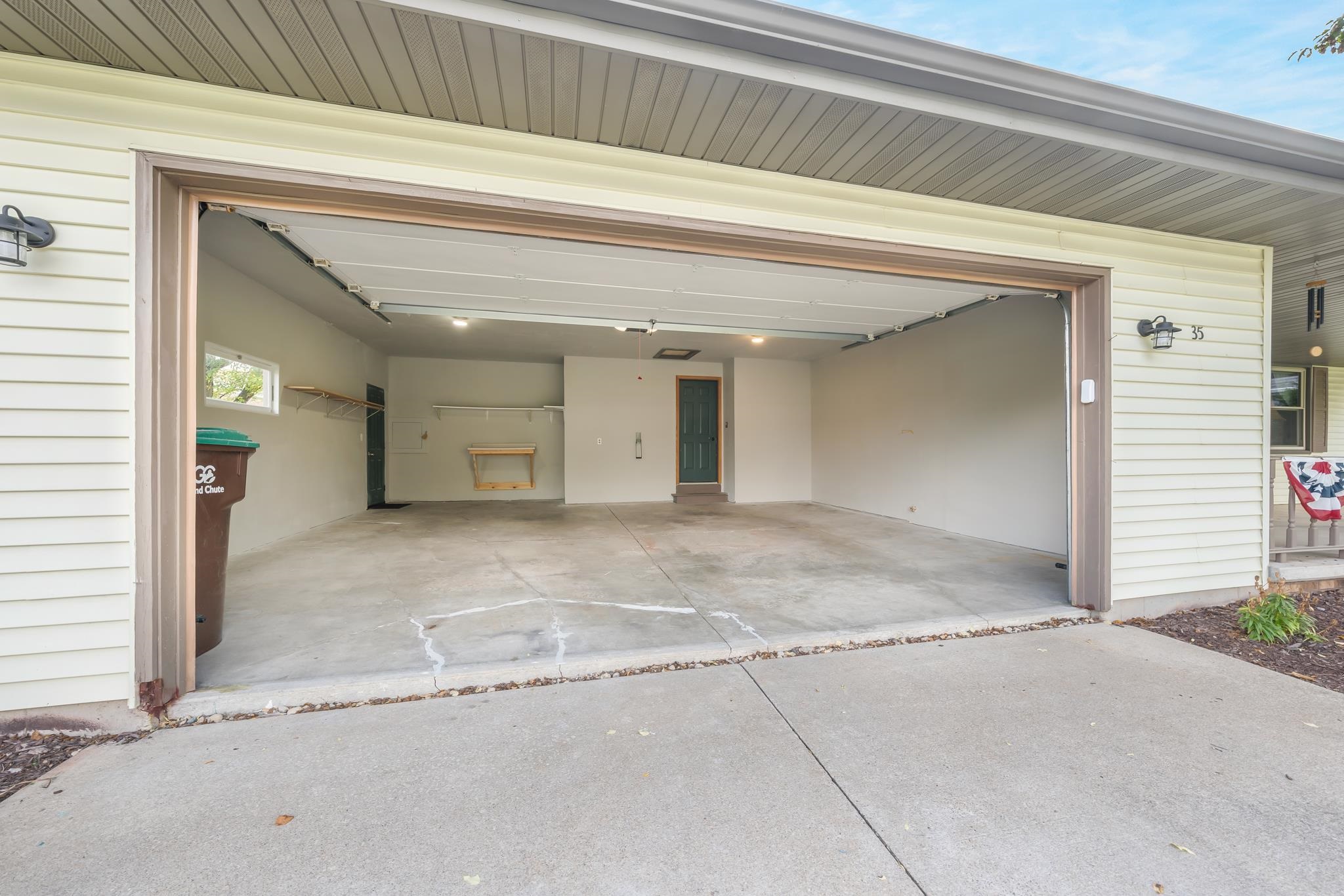 35 GREVES Court