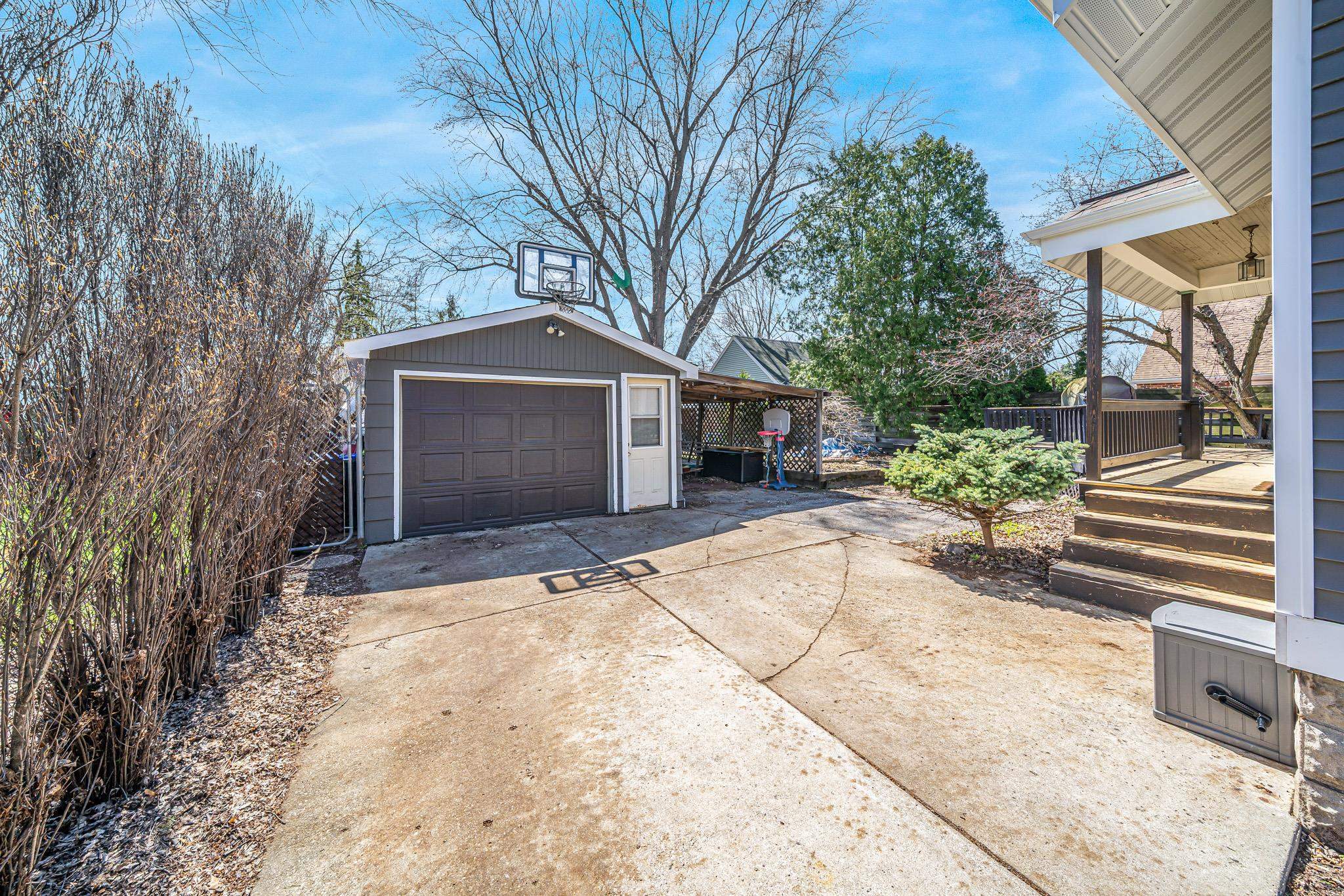 1009 NICOLET Boulevard