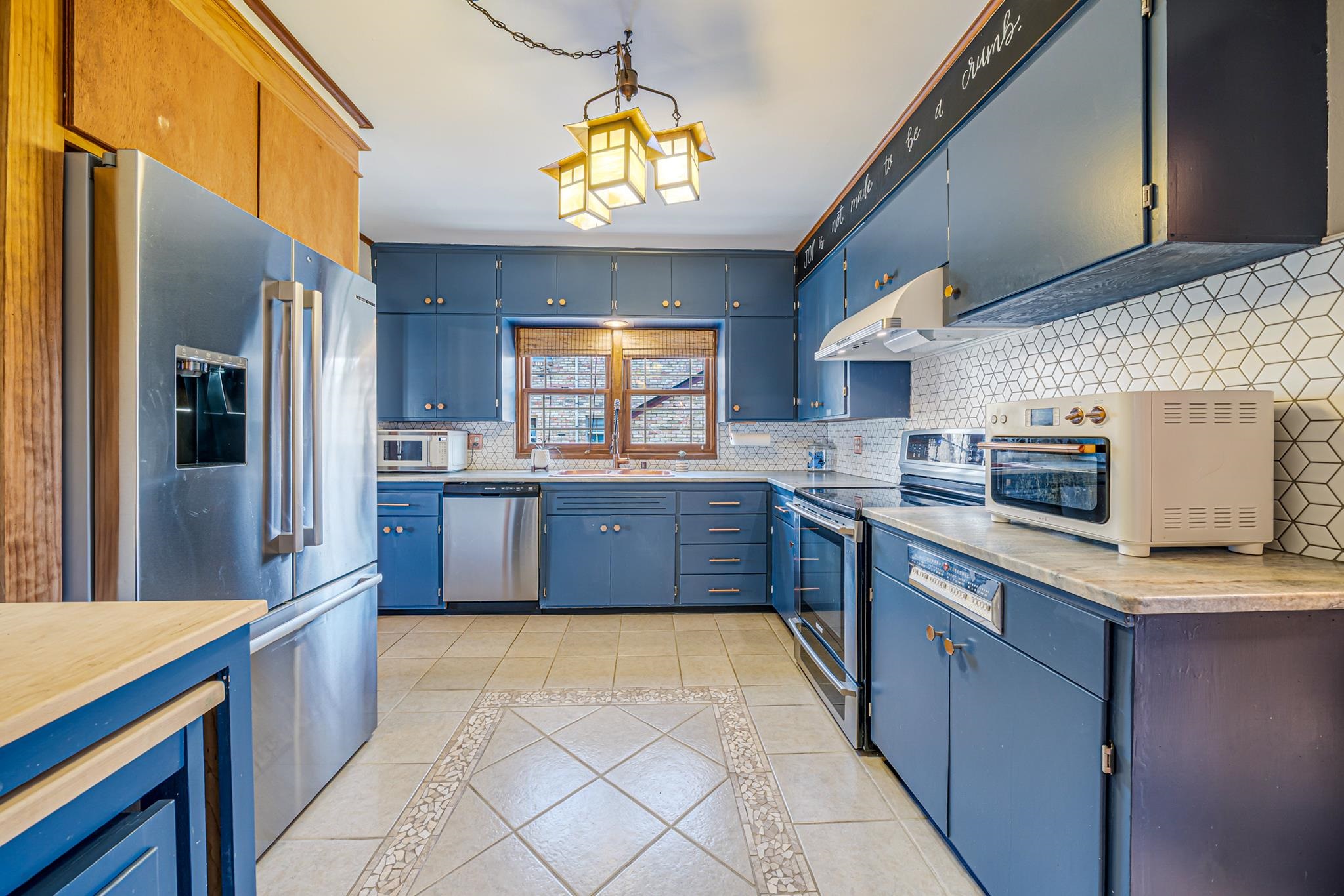 1009 NICOLET Boulevard