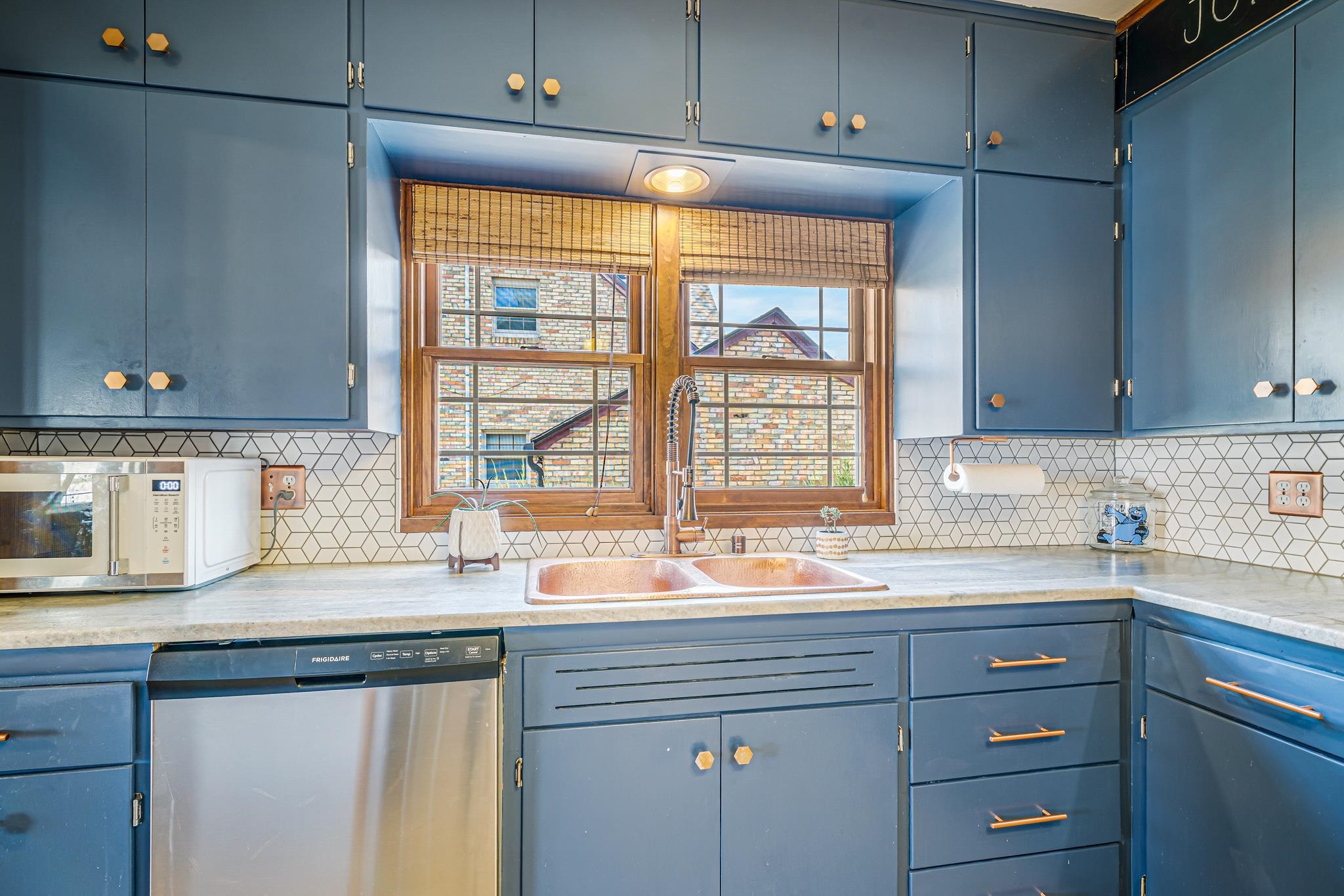 1009 NICOLET Boulevard