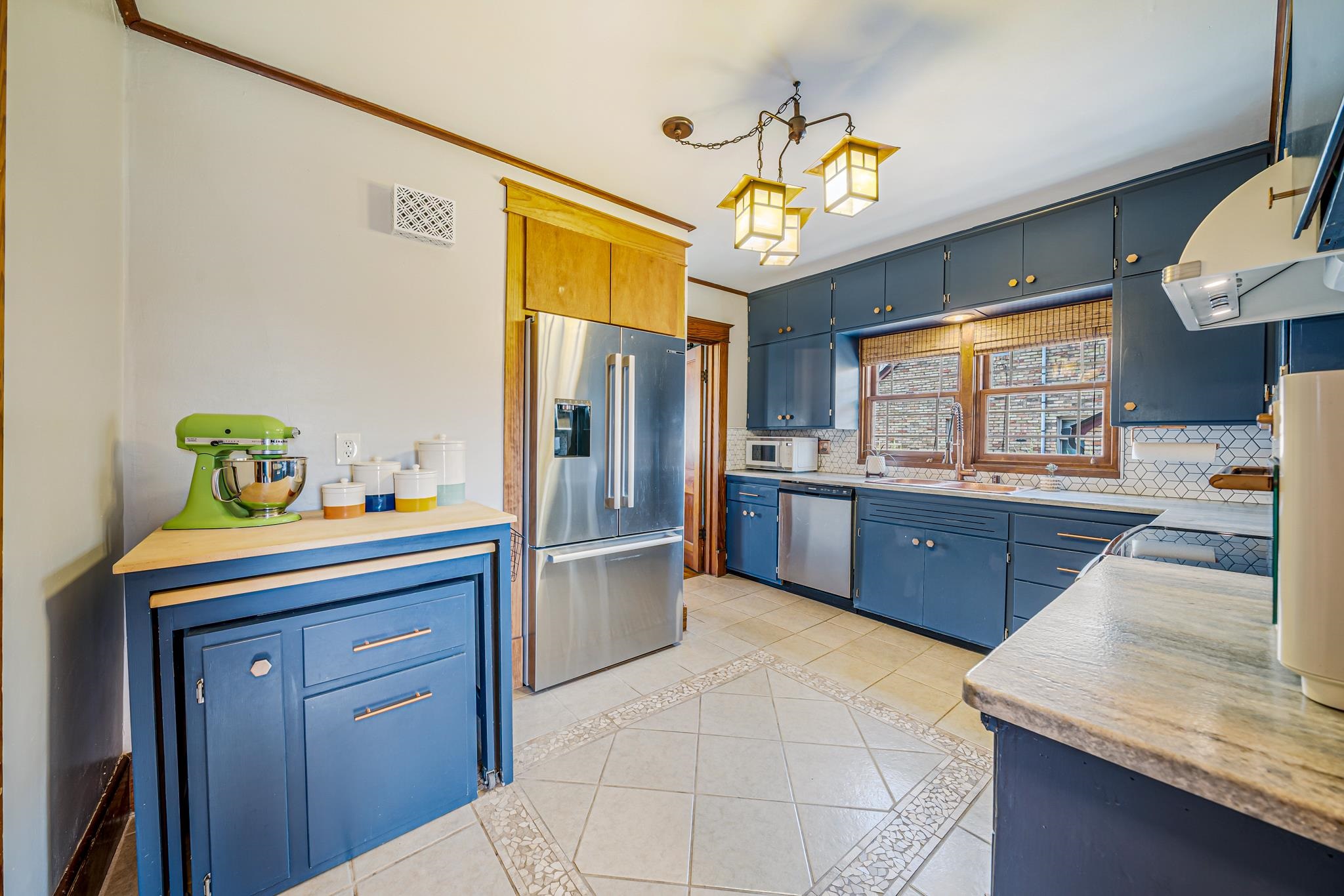 1009 NICOLET Boulevard