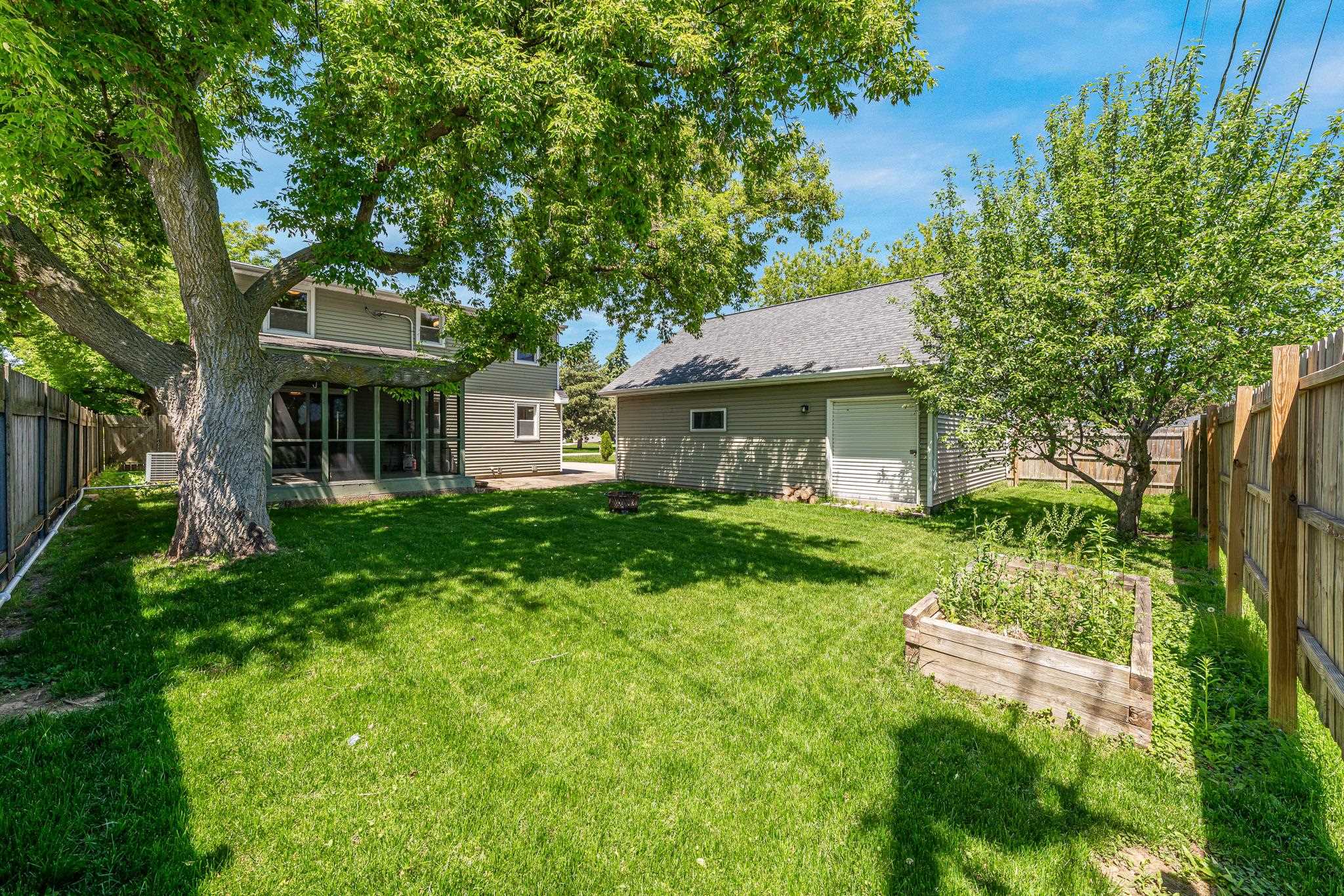 1932 MAPLECREST Drive