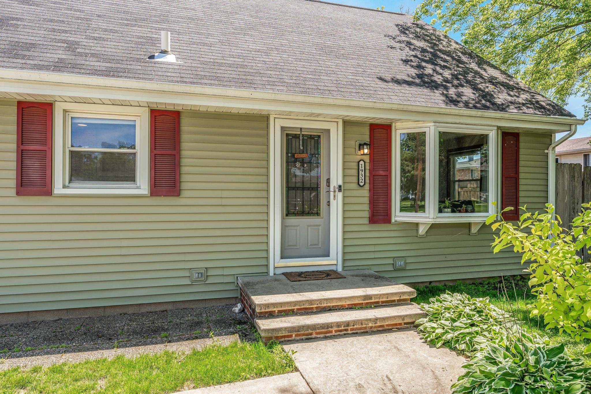 1932 MAPLECREST Drive