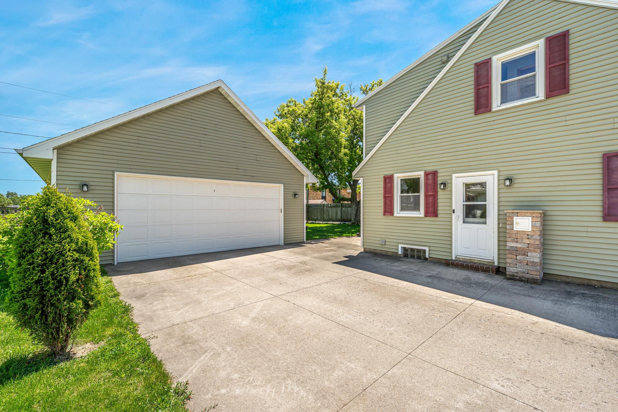 1932 MAPLECREST Drive