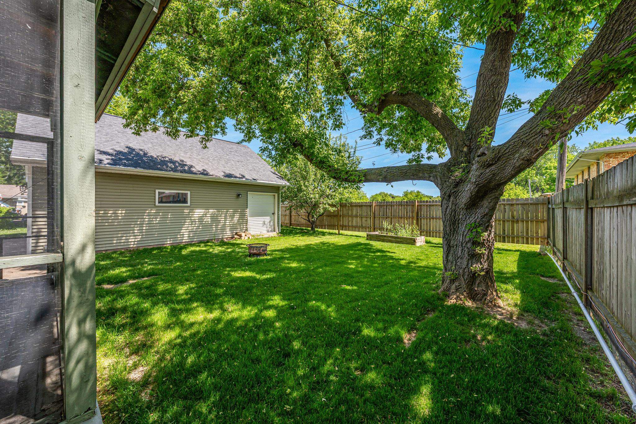 1932 MAPLECREST Drive