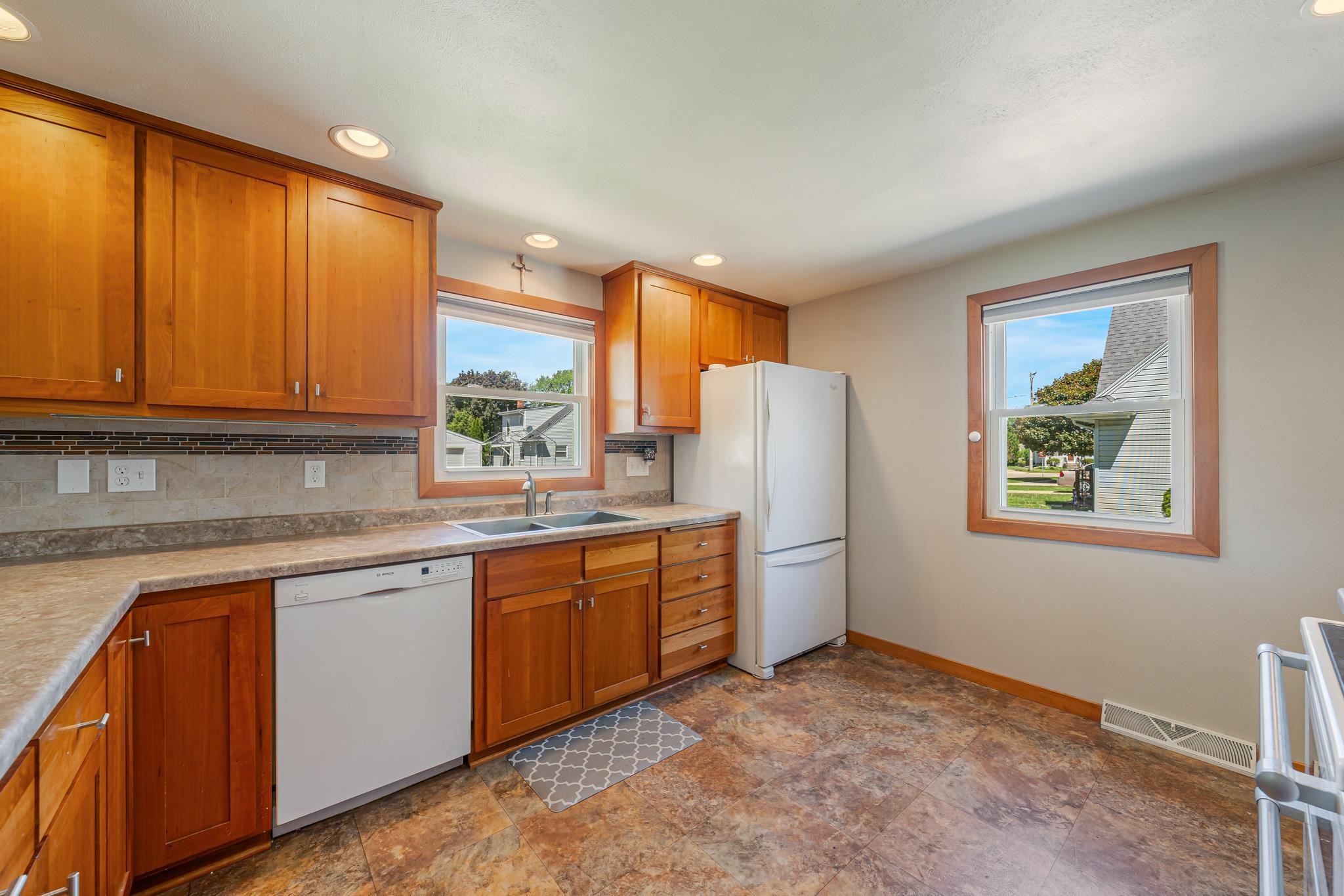 1932 MAPLECREST Drive