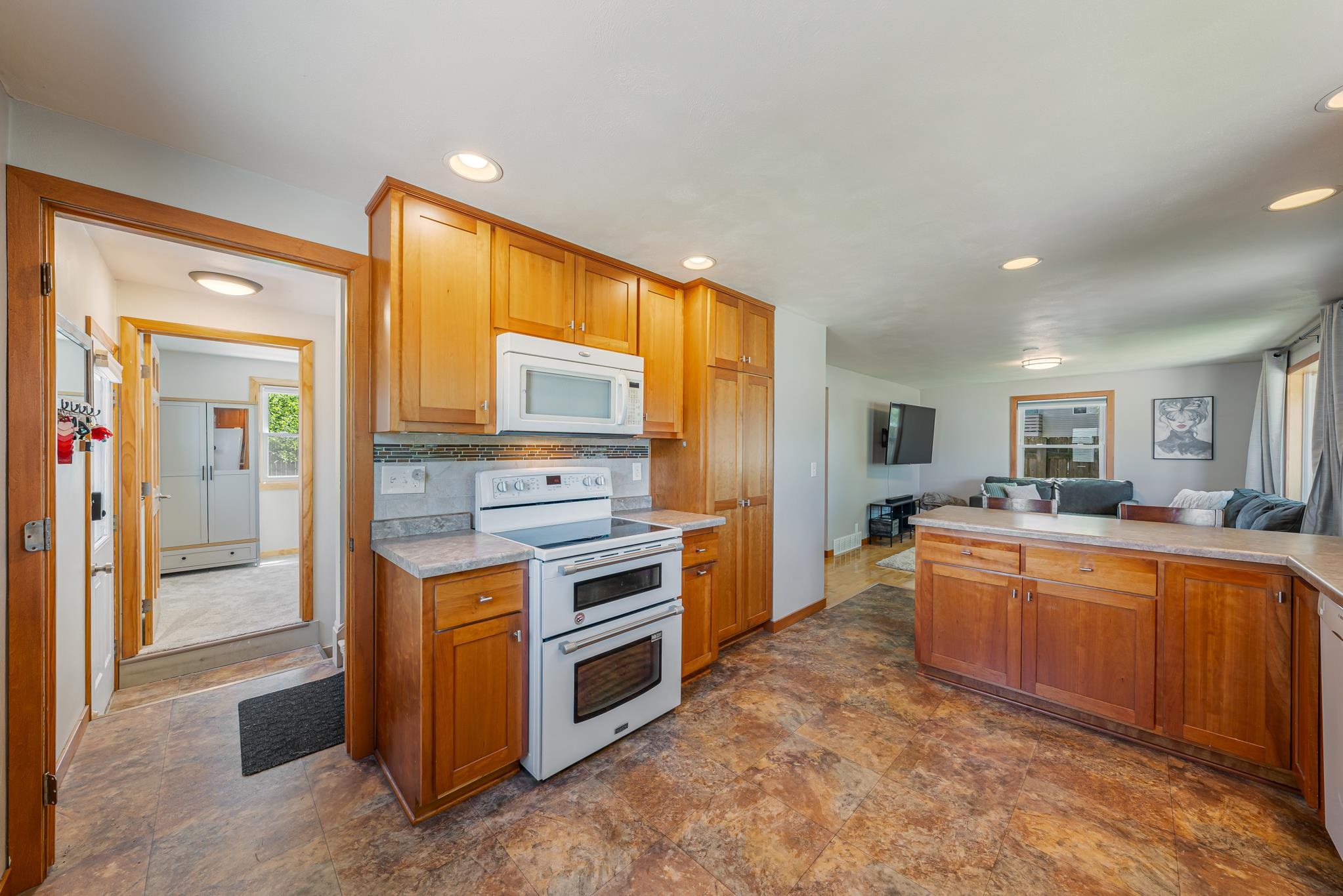 1932 MAPLECREST Drive