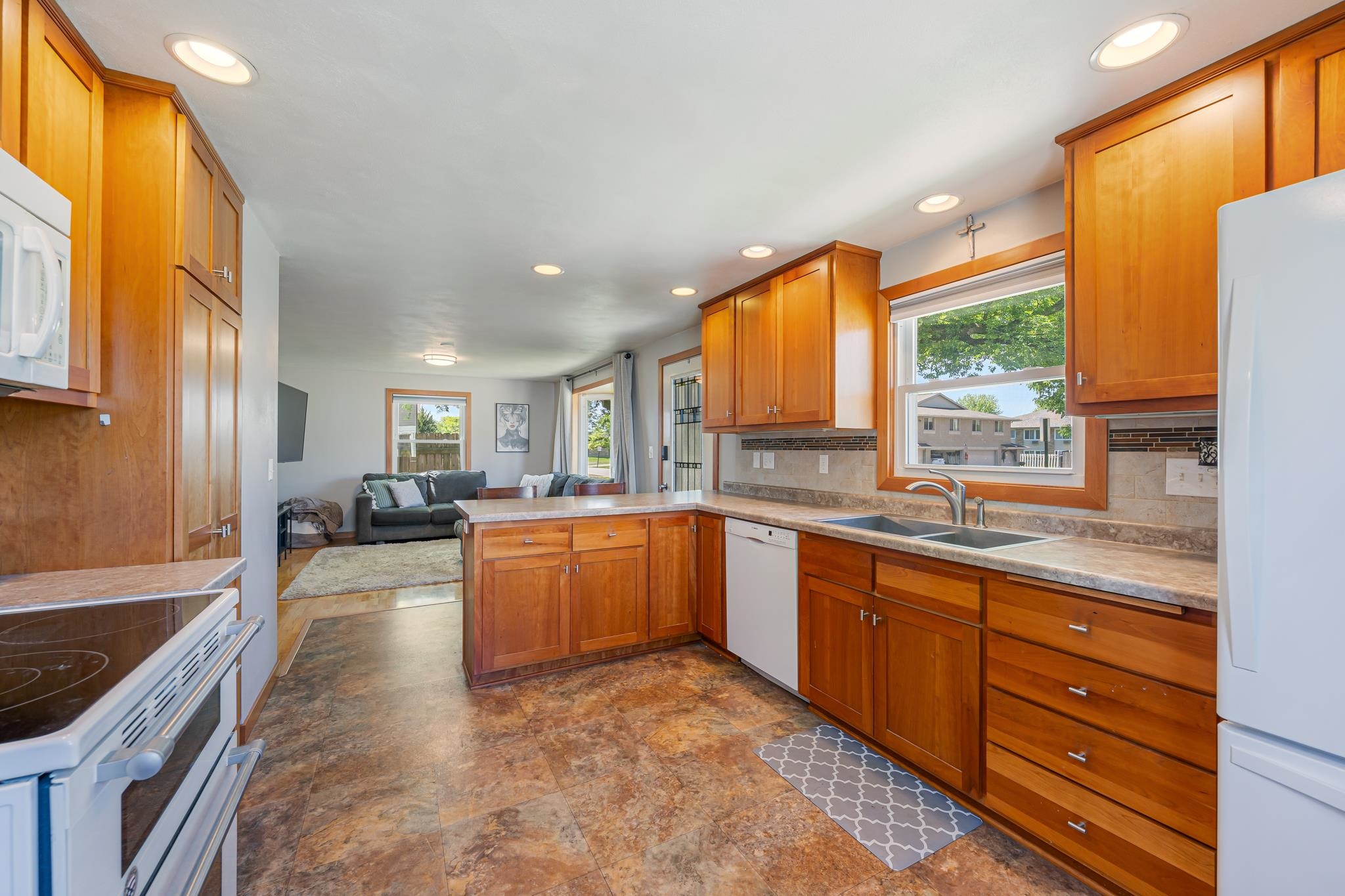 1932 MAPLECREST Drive