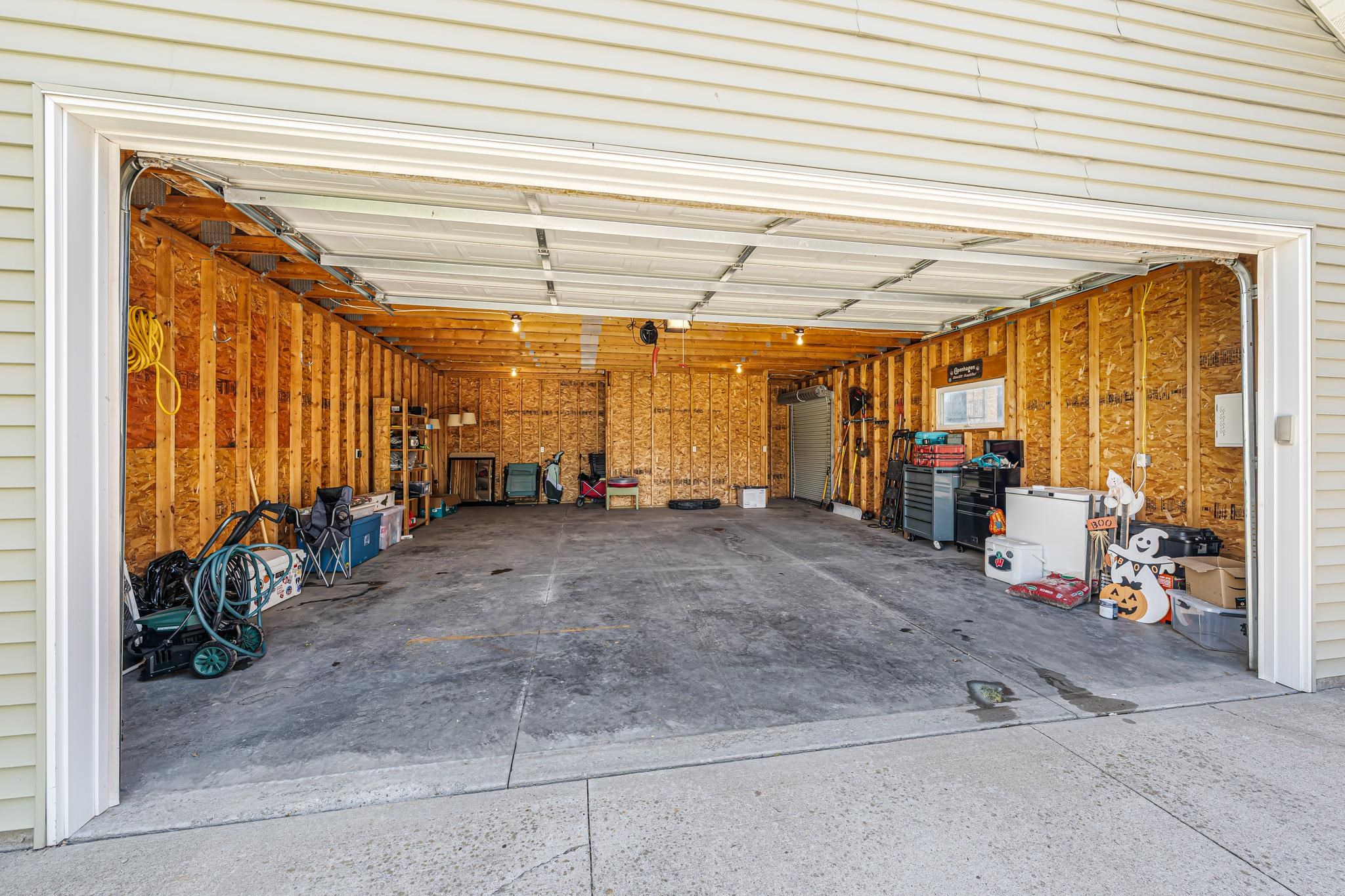 1932 MAPLECREST Drive