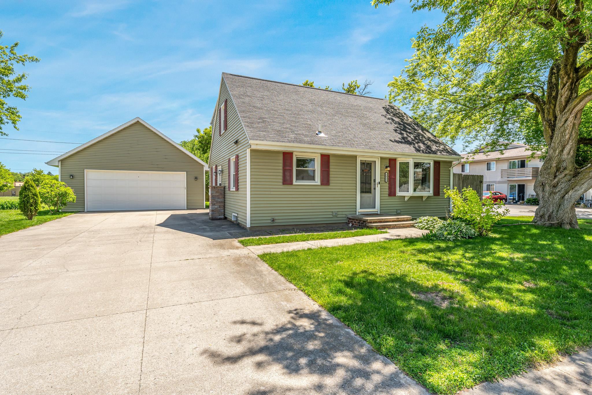 1932 MAPLECREST Drive