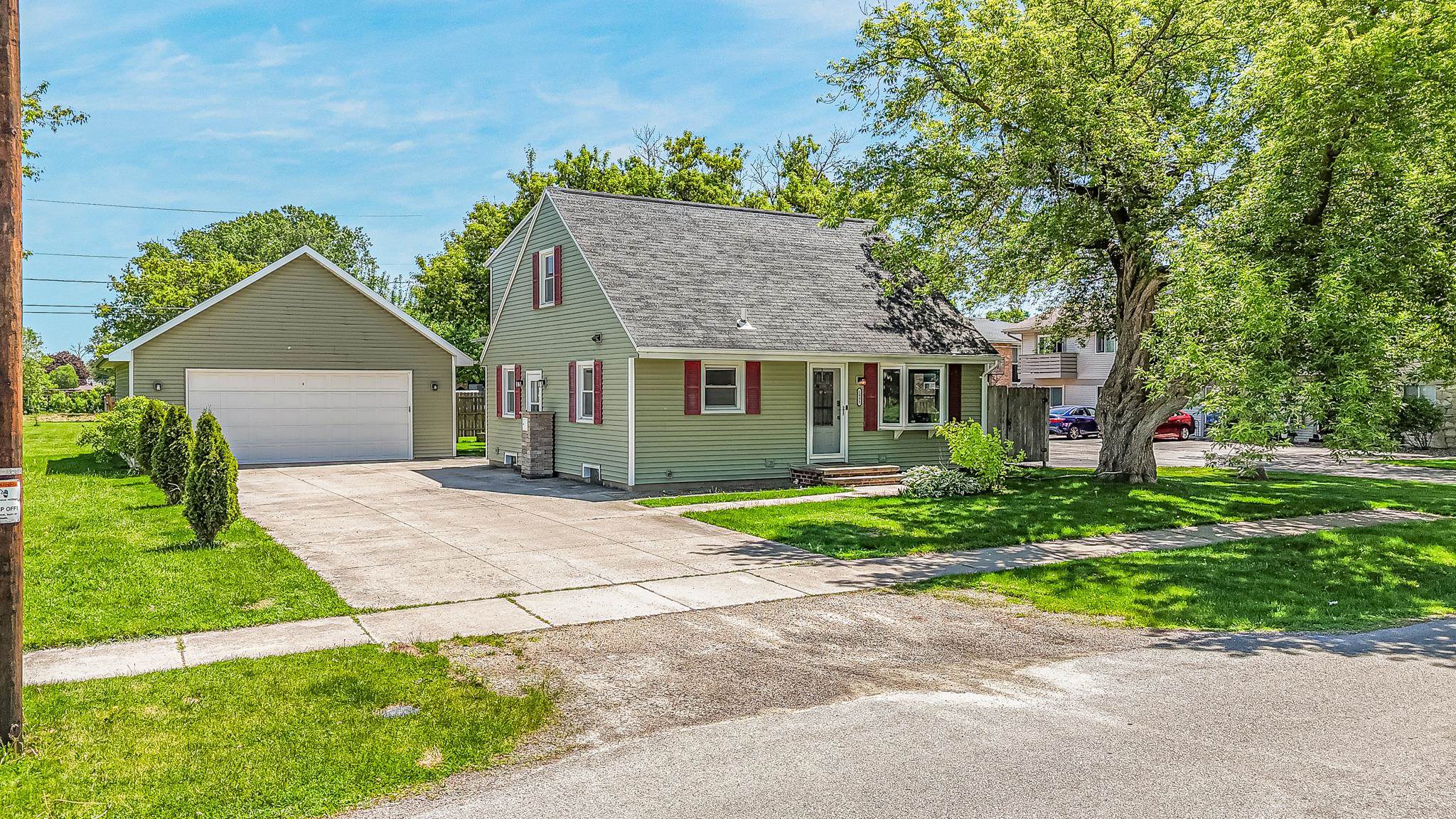 1932 MAPLECREST Drive