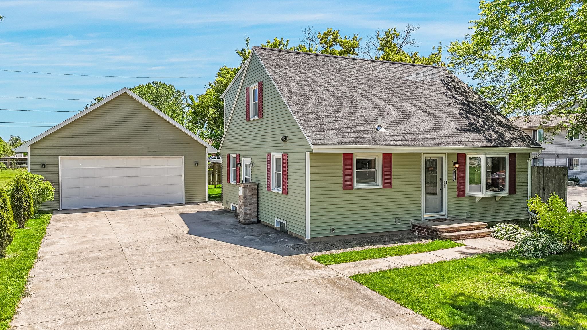 1932 MAPLECREST Drive