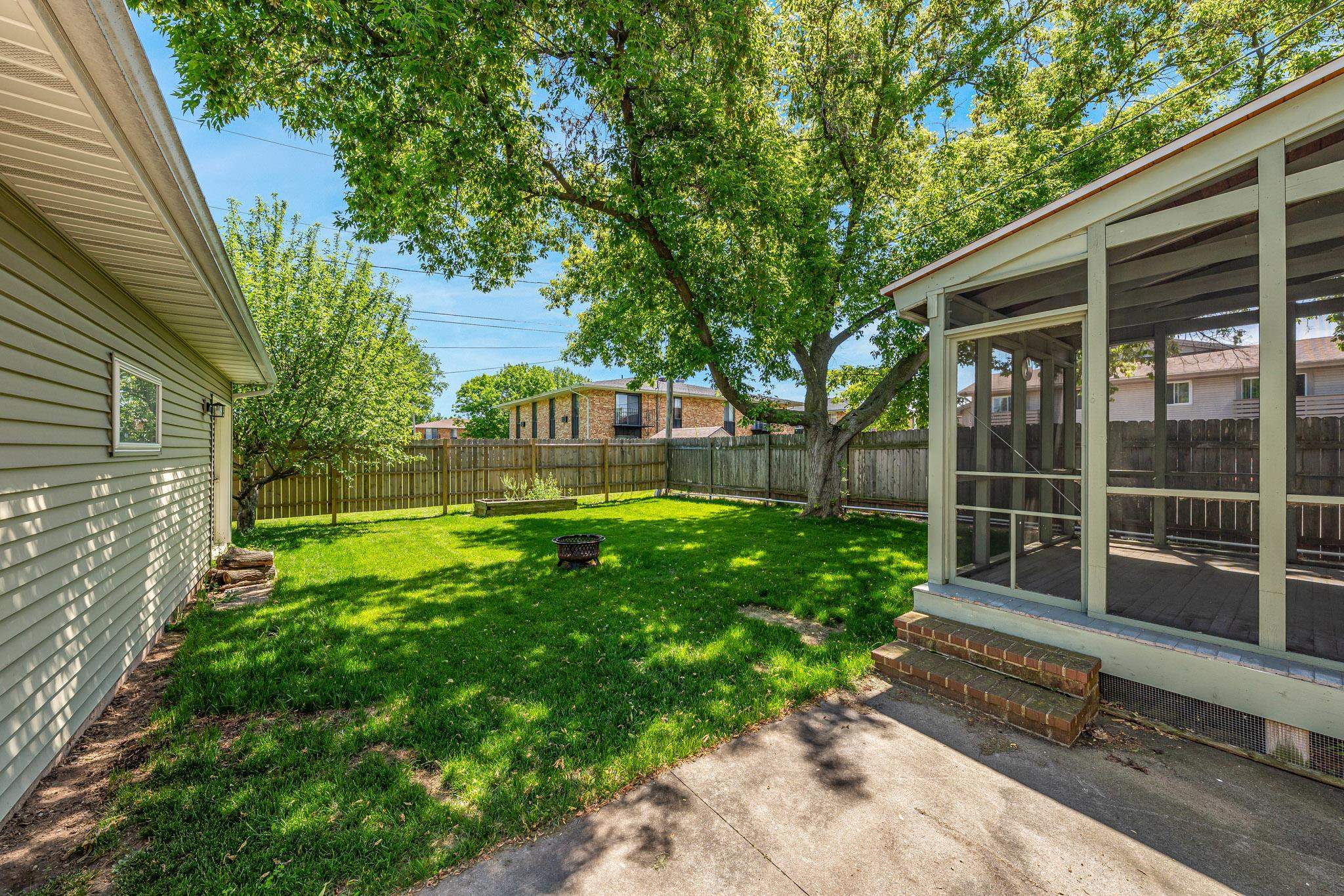 1932 MAPLECREST Drive