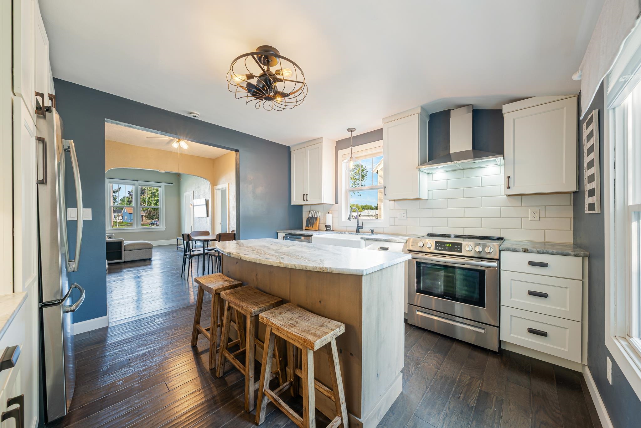 203 W DIVISION Street