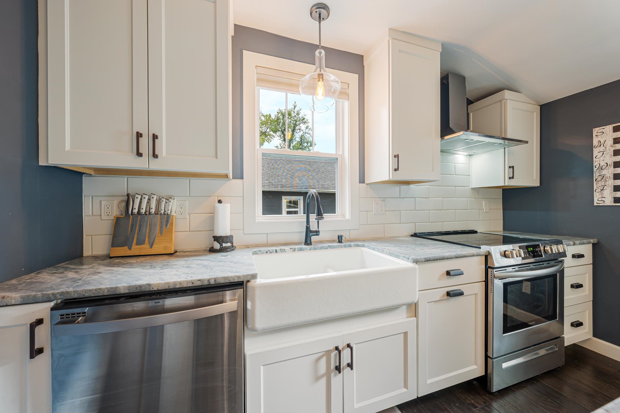 203 W DIVISION Street