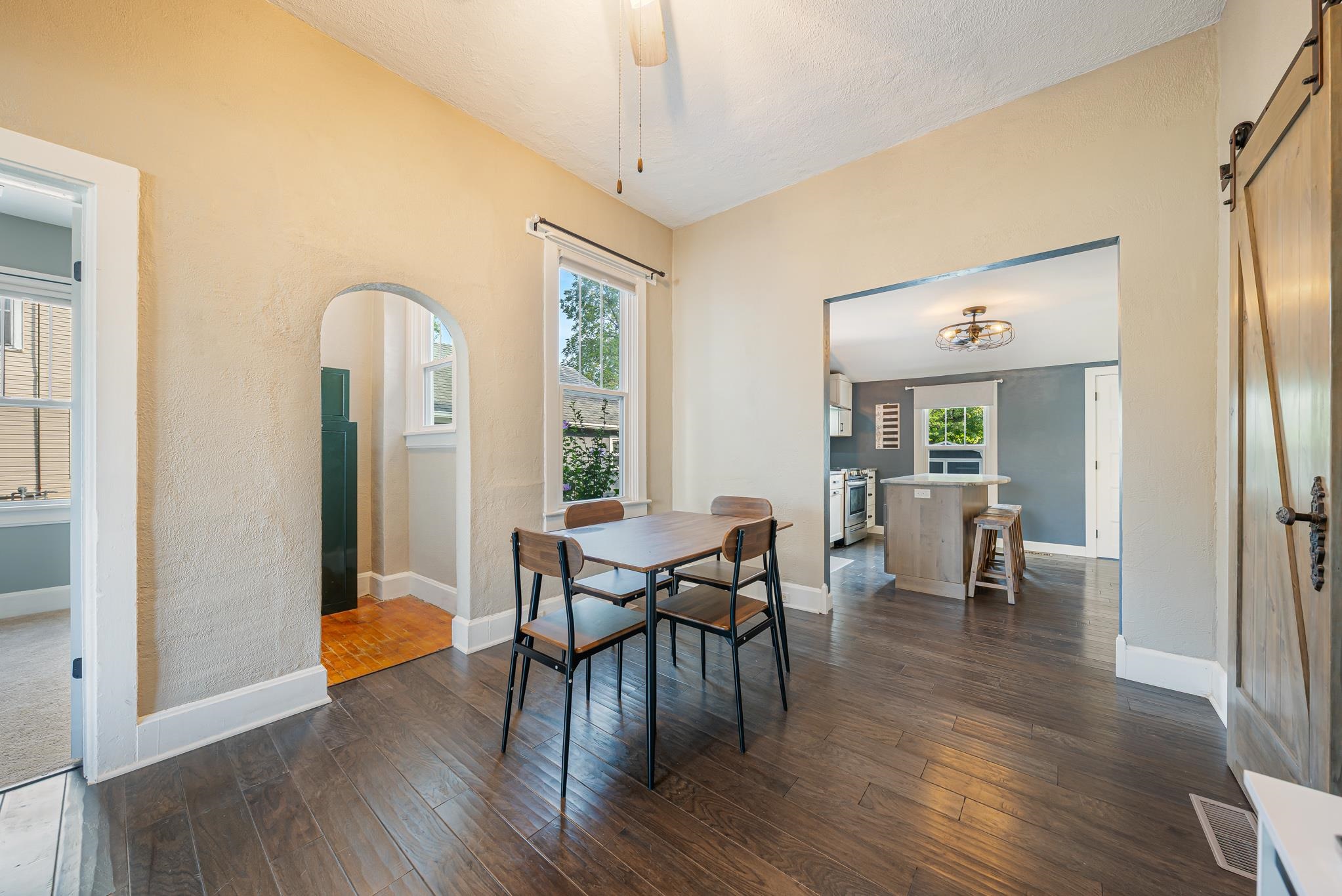 203 W DIVISION Street