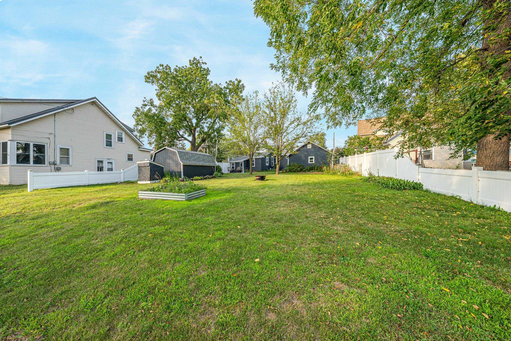 203 W DIVISION Street