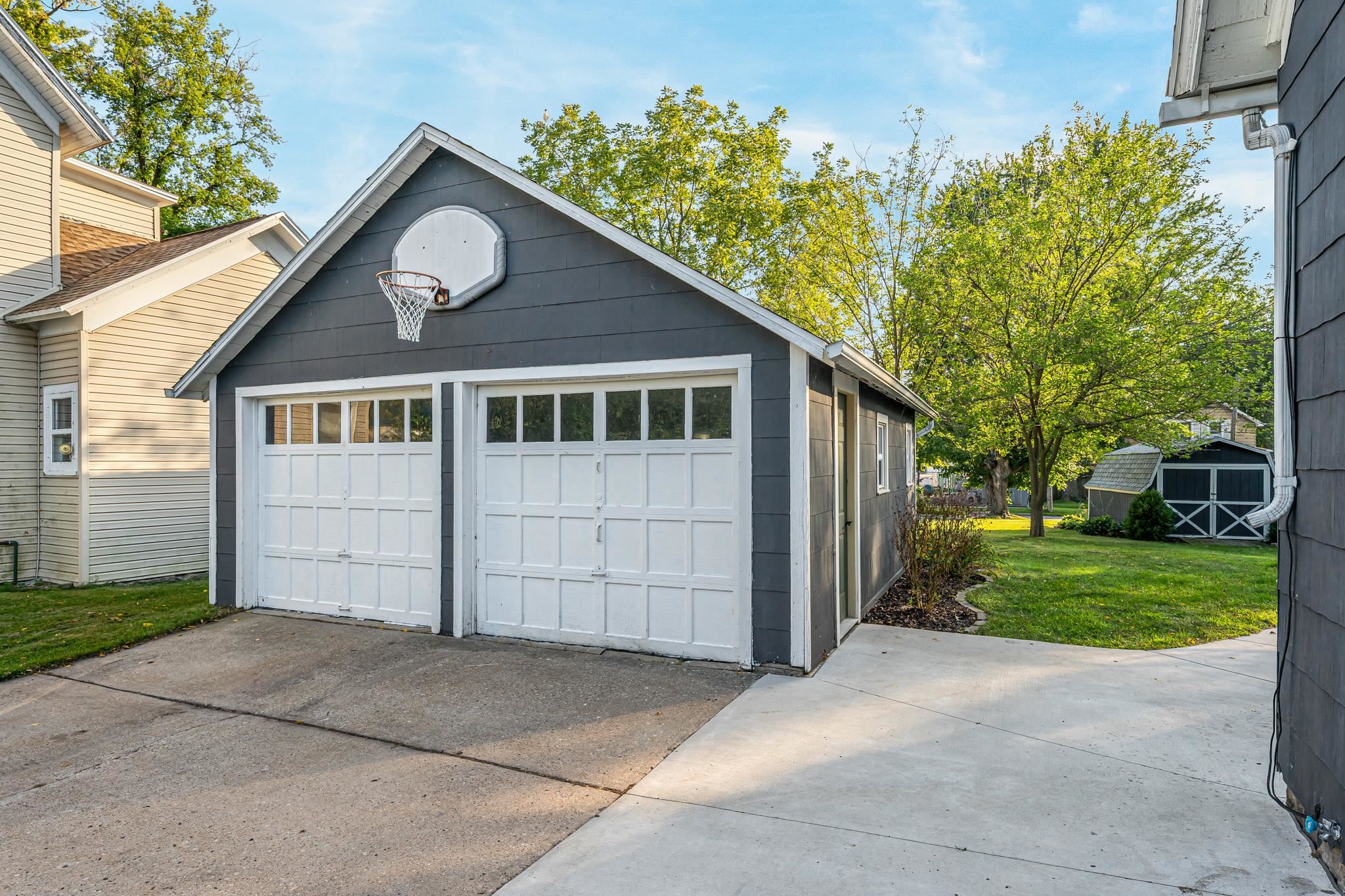 203 W DIVISION Street
