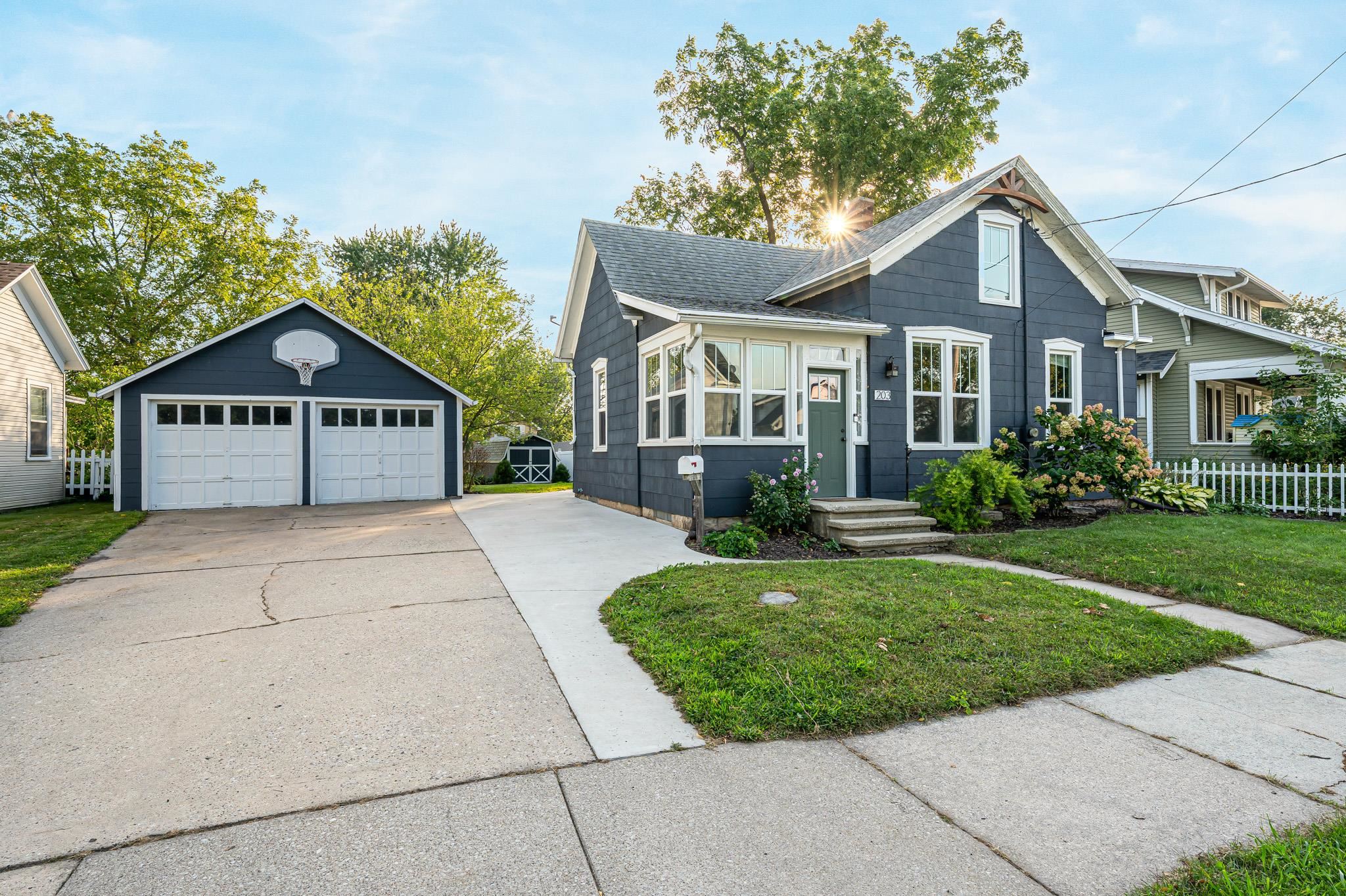203 W DIVISION Street