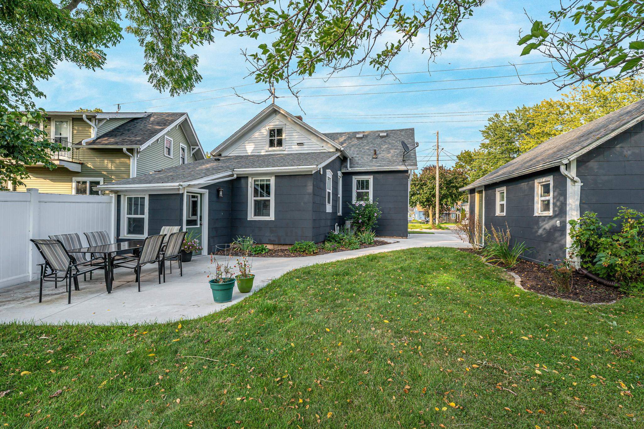 203 W DIVISION Street