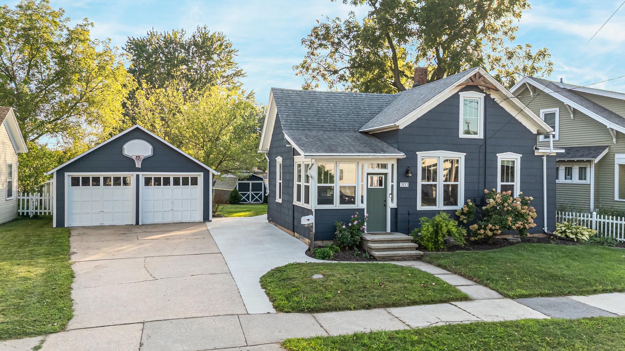 203 W DIVISION Street