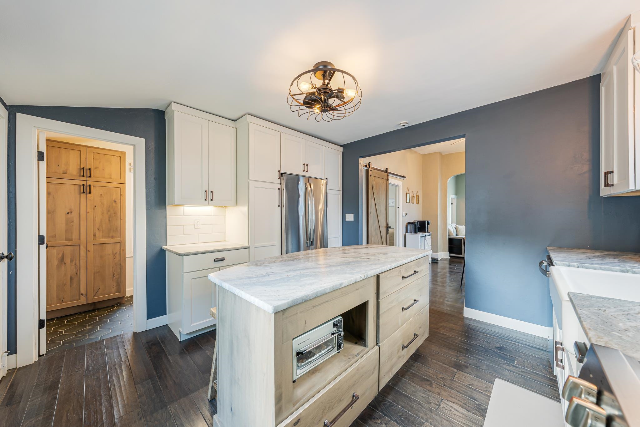 203 W DIVISION Street