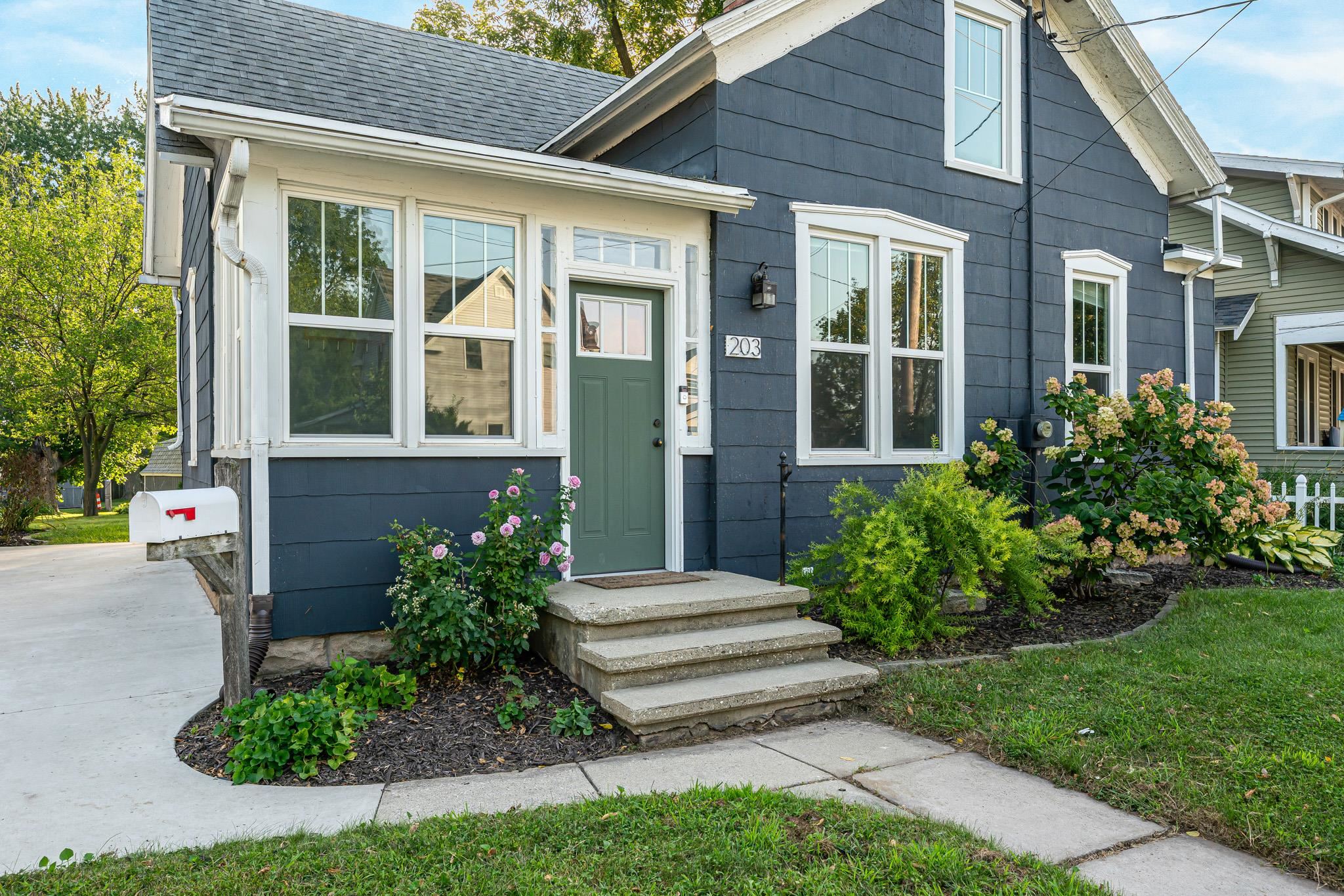 203 W DIVISION Street