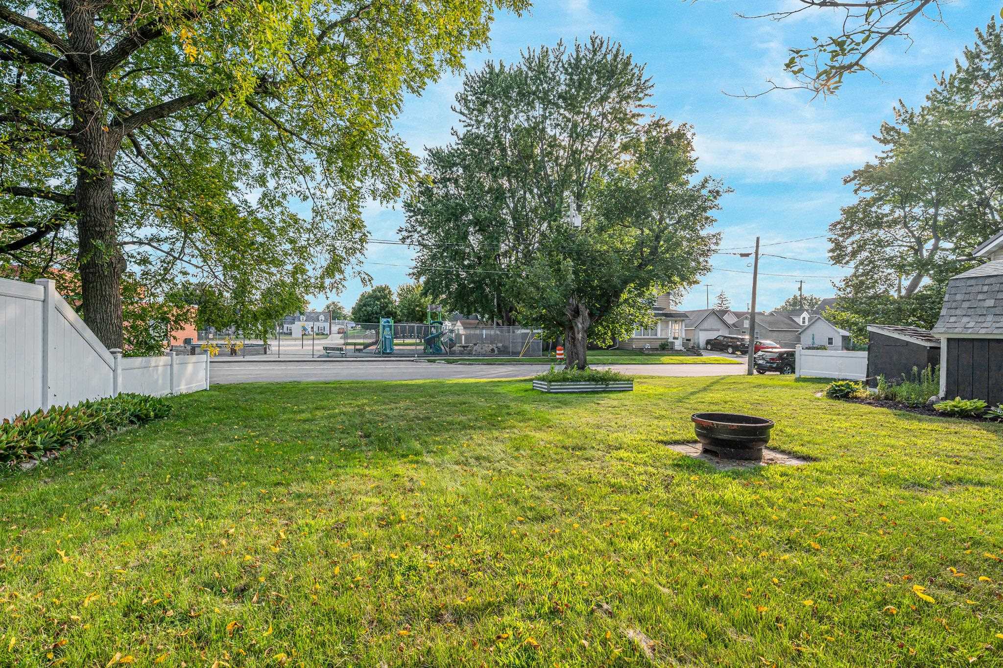 203 W DIVISION Street