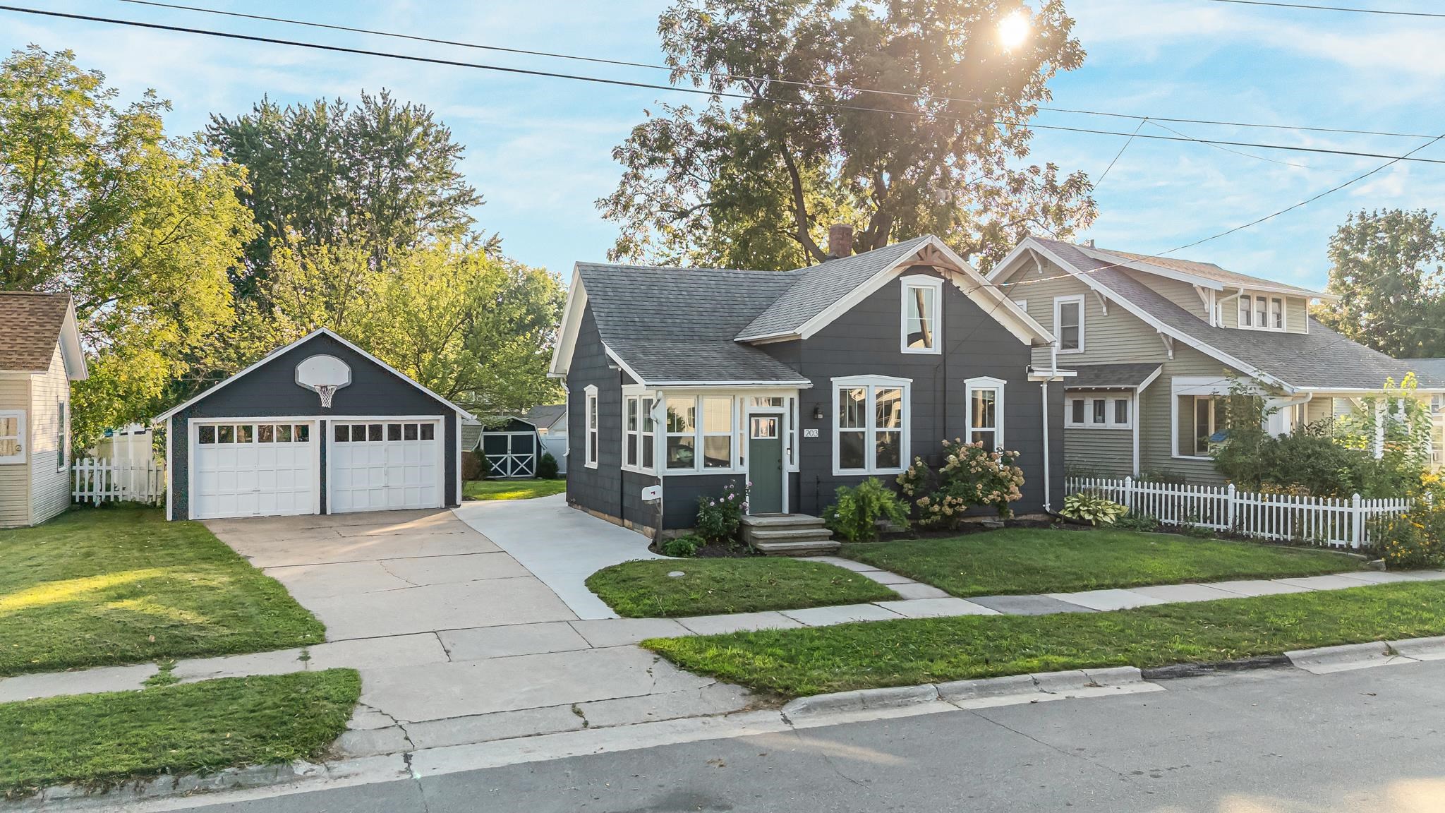 203 W DIVISION Street