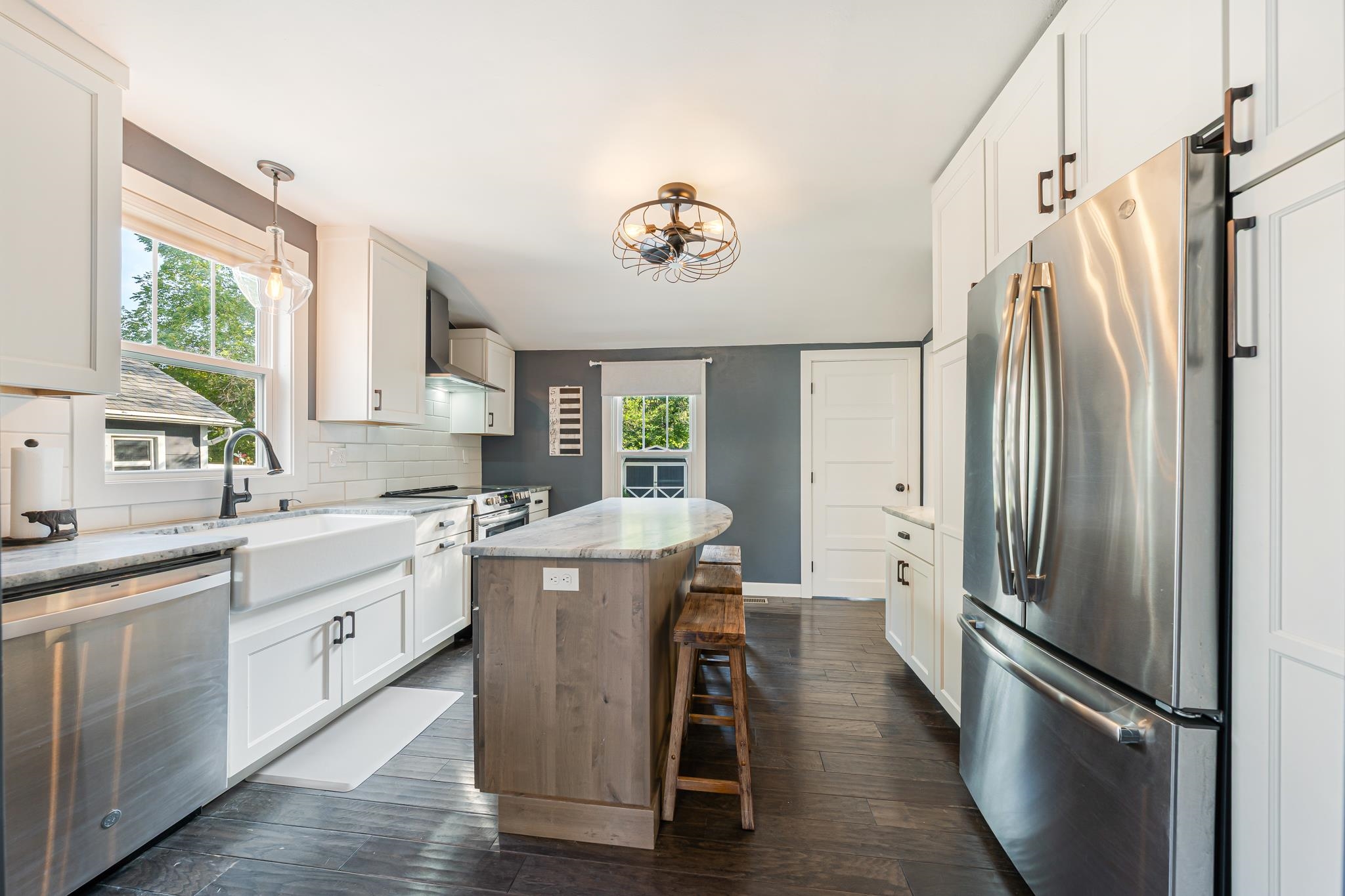 203 W DIVISION Street