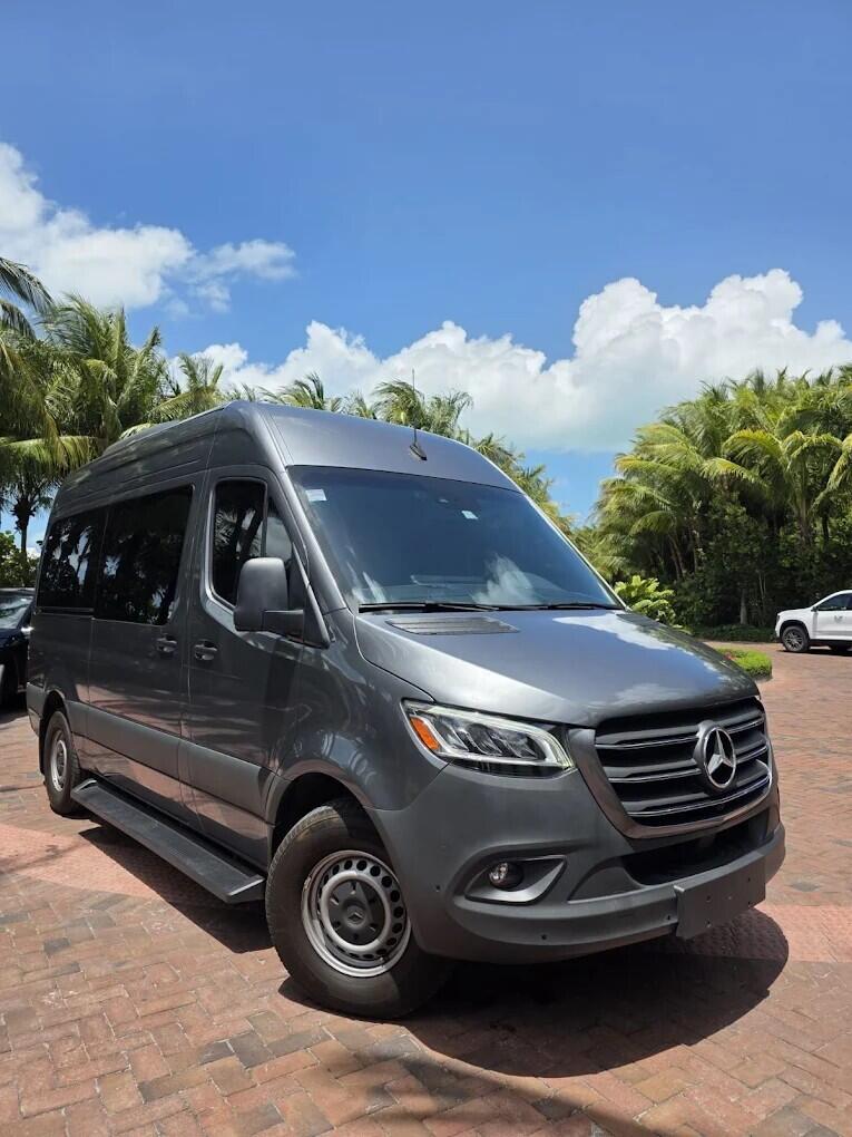 5582 1st Avenue Unit: 204