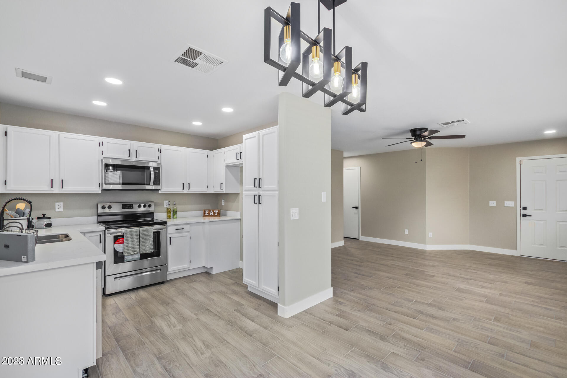 2871 W MURIEL Drive