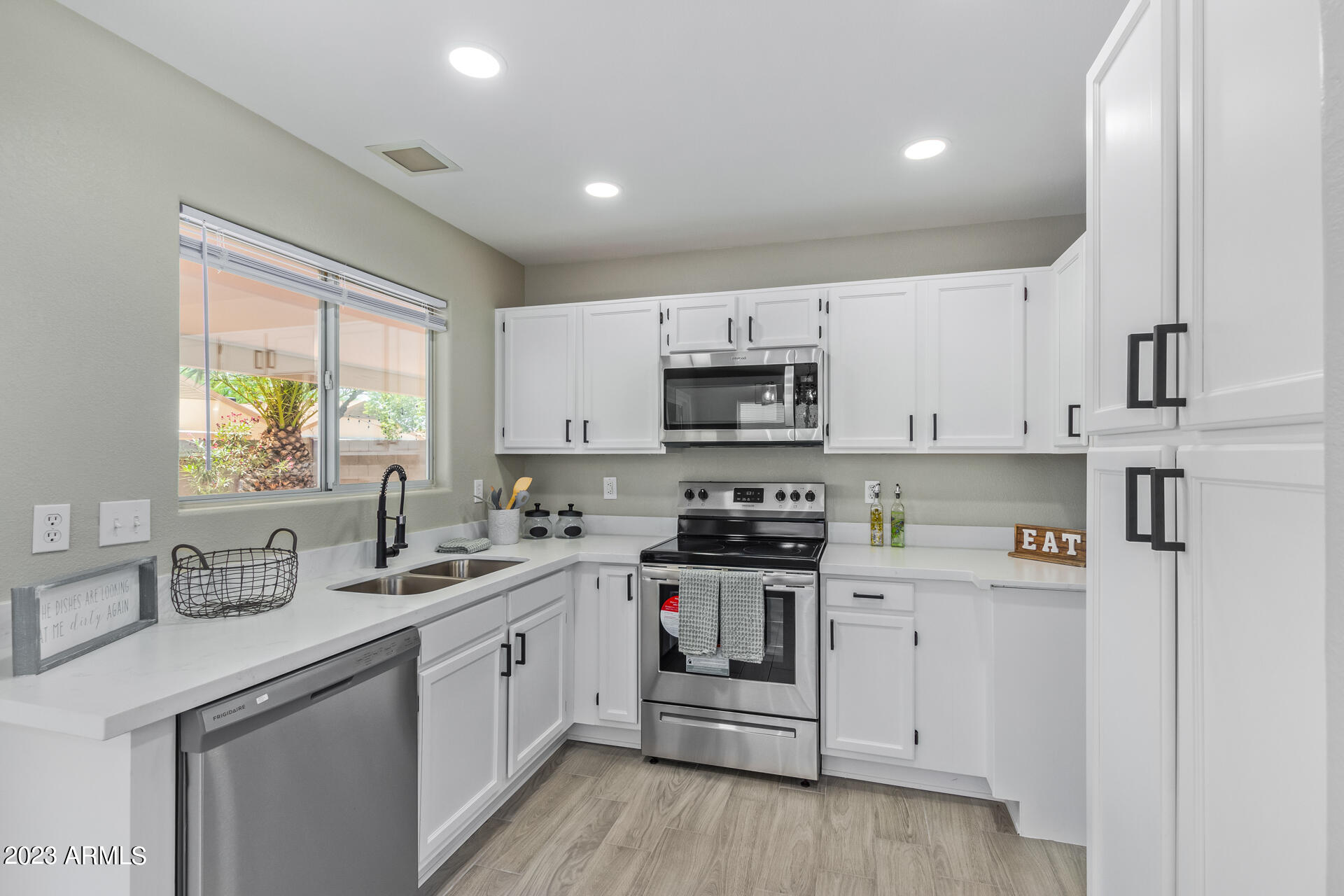 2871 W MURIEL Drive