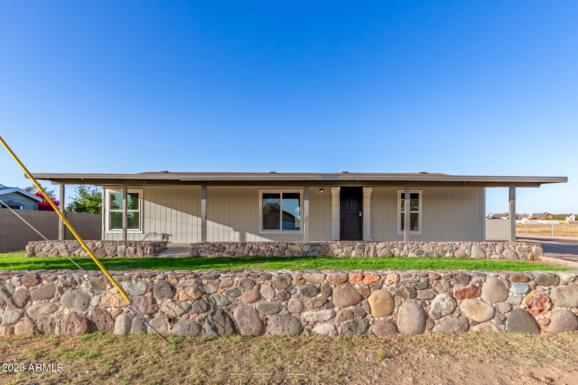 6902 W PARADISE Lane