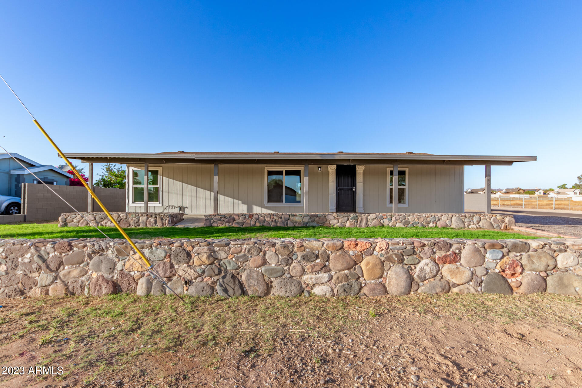 6902 W PARADISE Lane