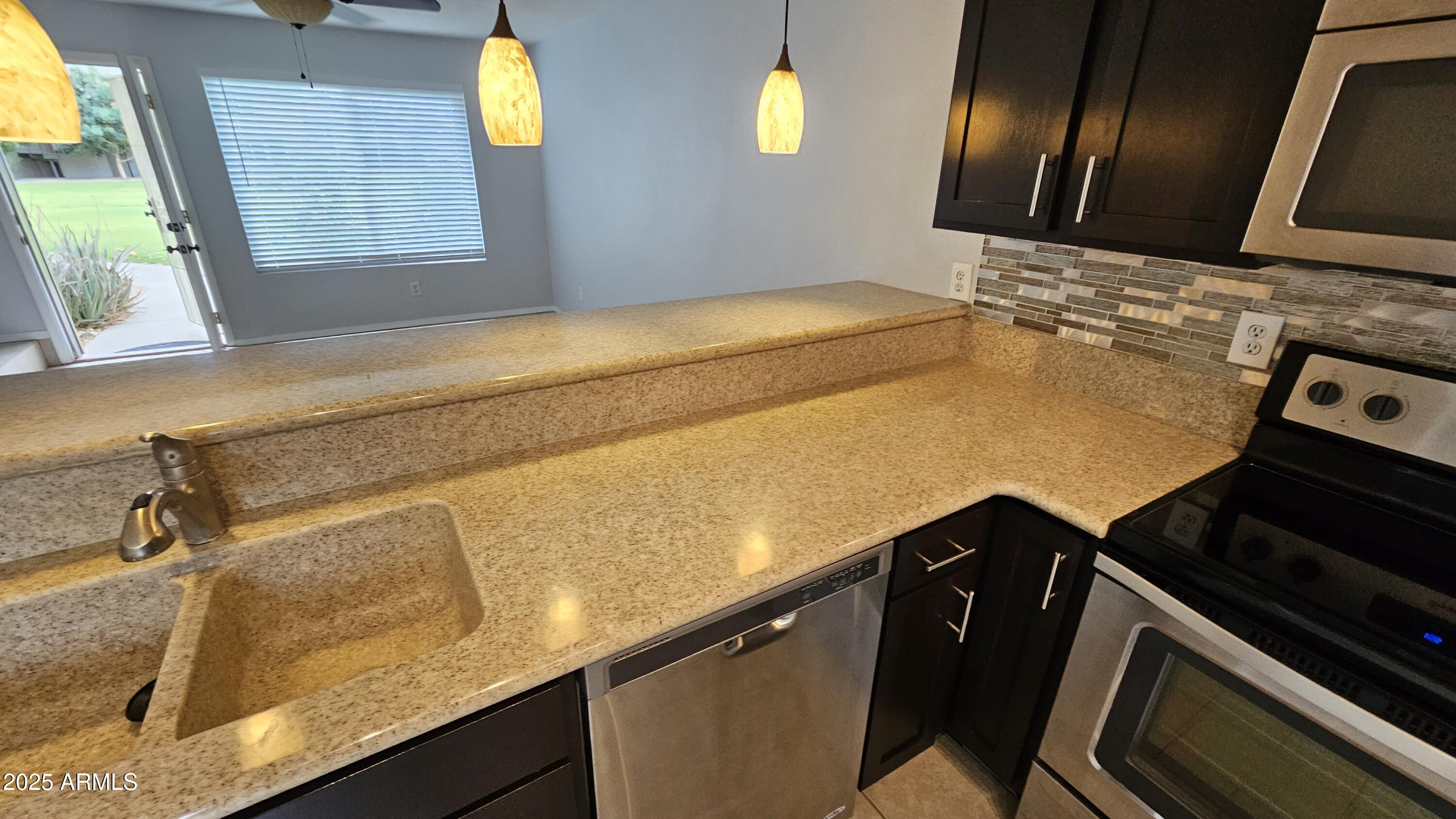 19601 N 7TH Street N, 1072