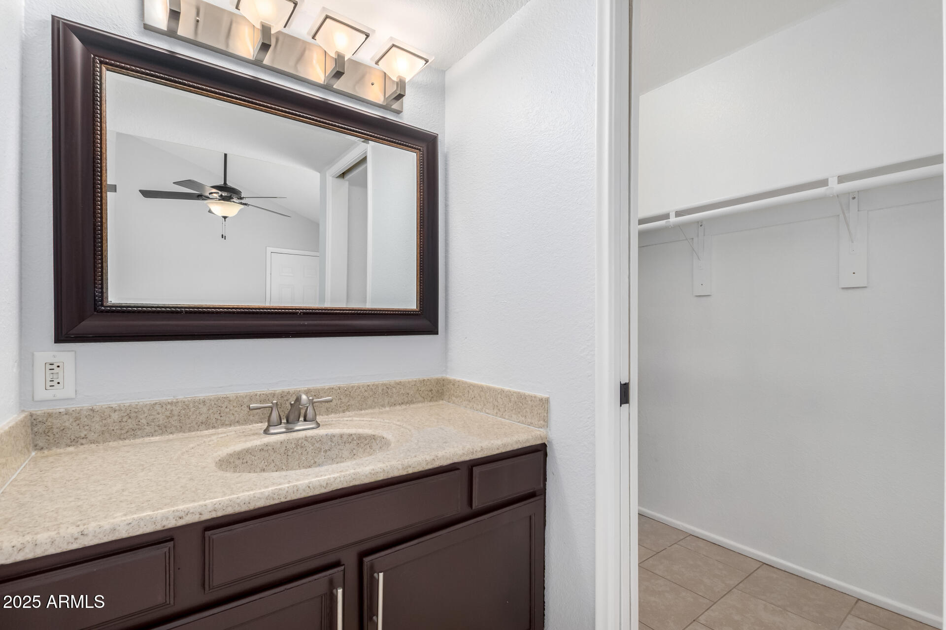 19601 N 7TH Street N, 1072