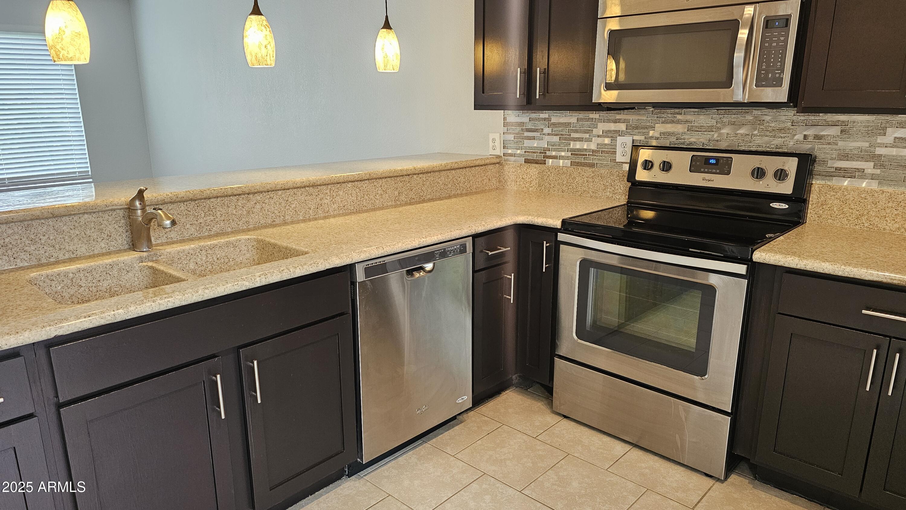 19601 N 7TH Street N, 1072