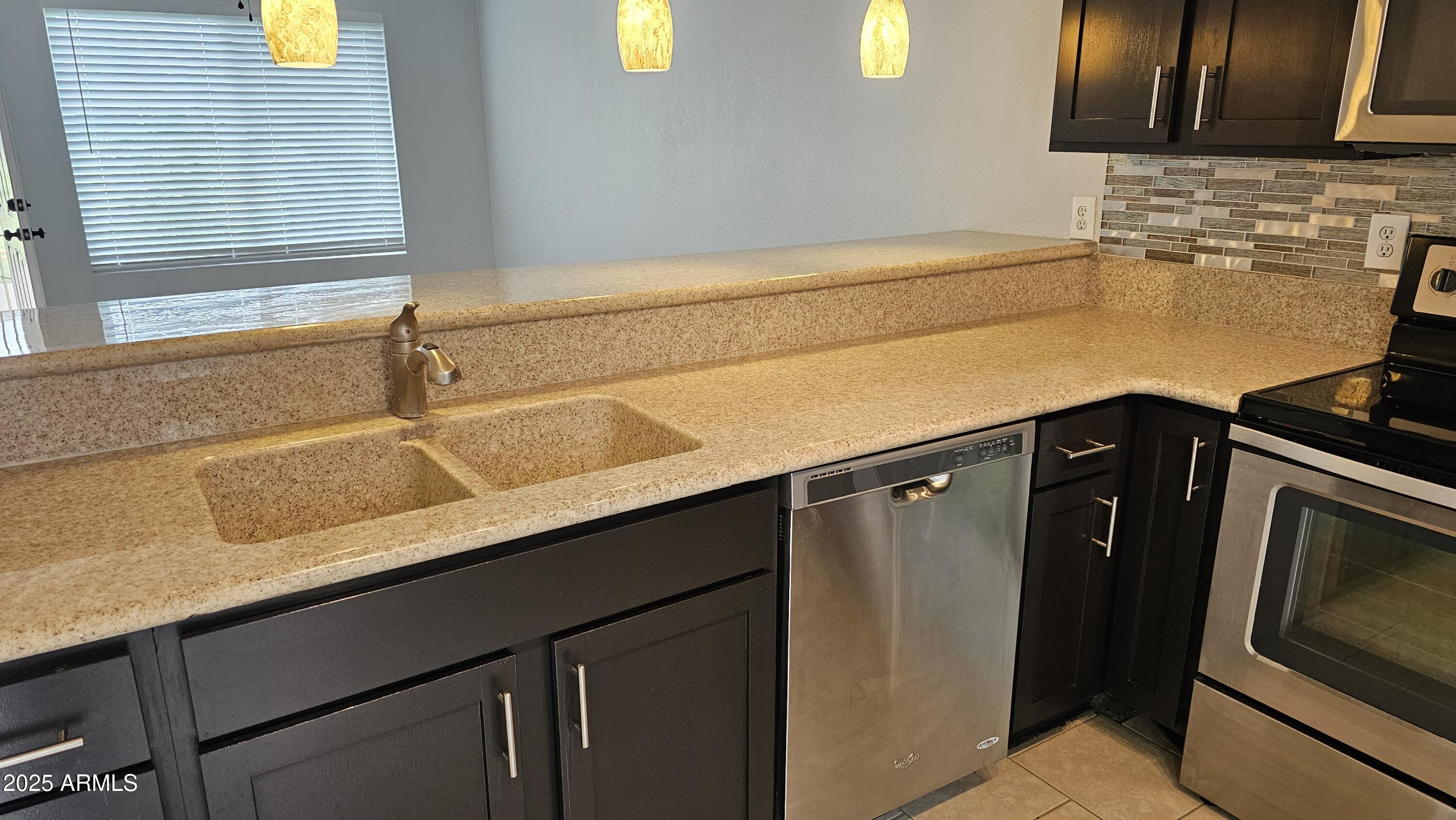 19601 N 7TH Street N, 1072