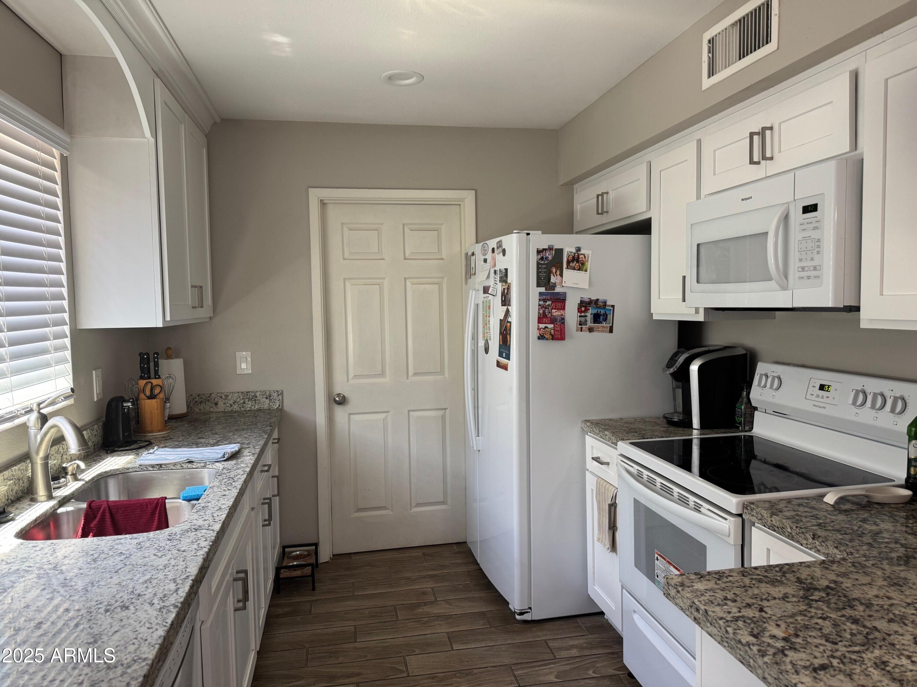 8520 W PALM Lane, 1054