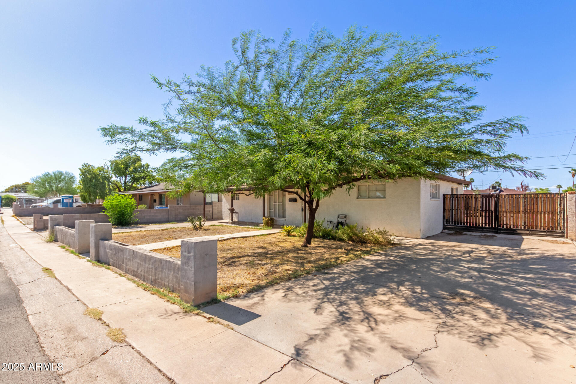 2752 W ROYAL PALM Road