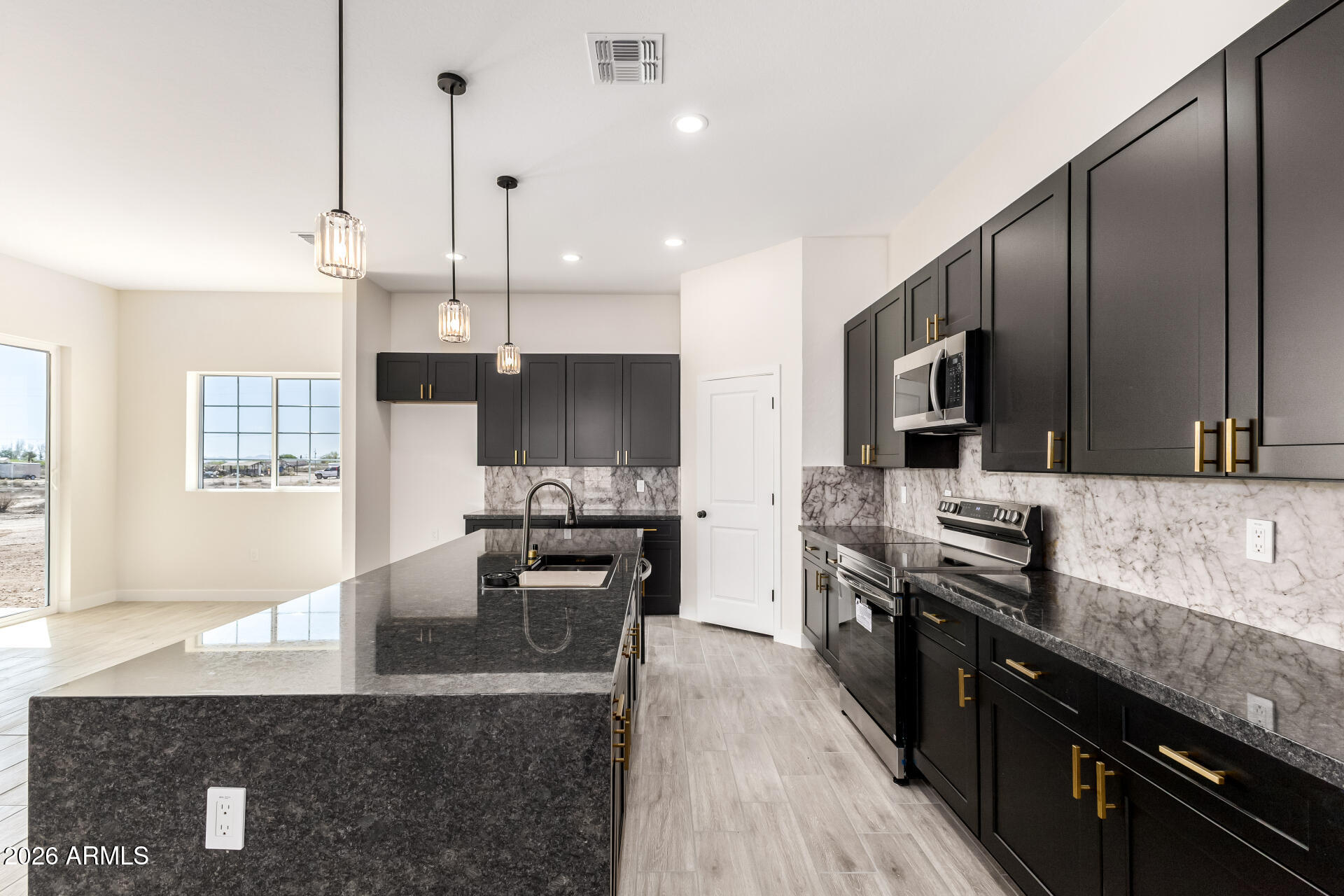 37277 W HILTON Avenue